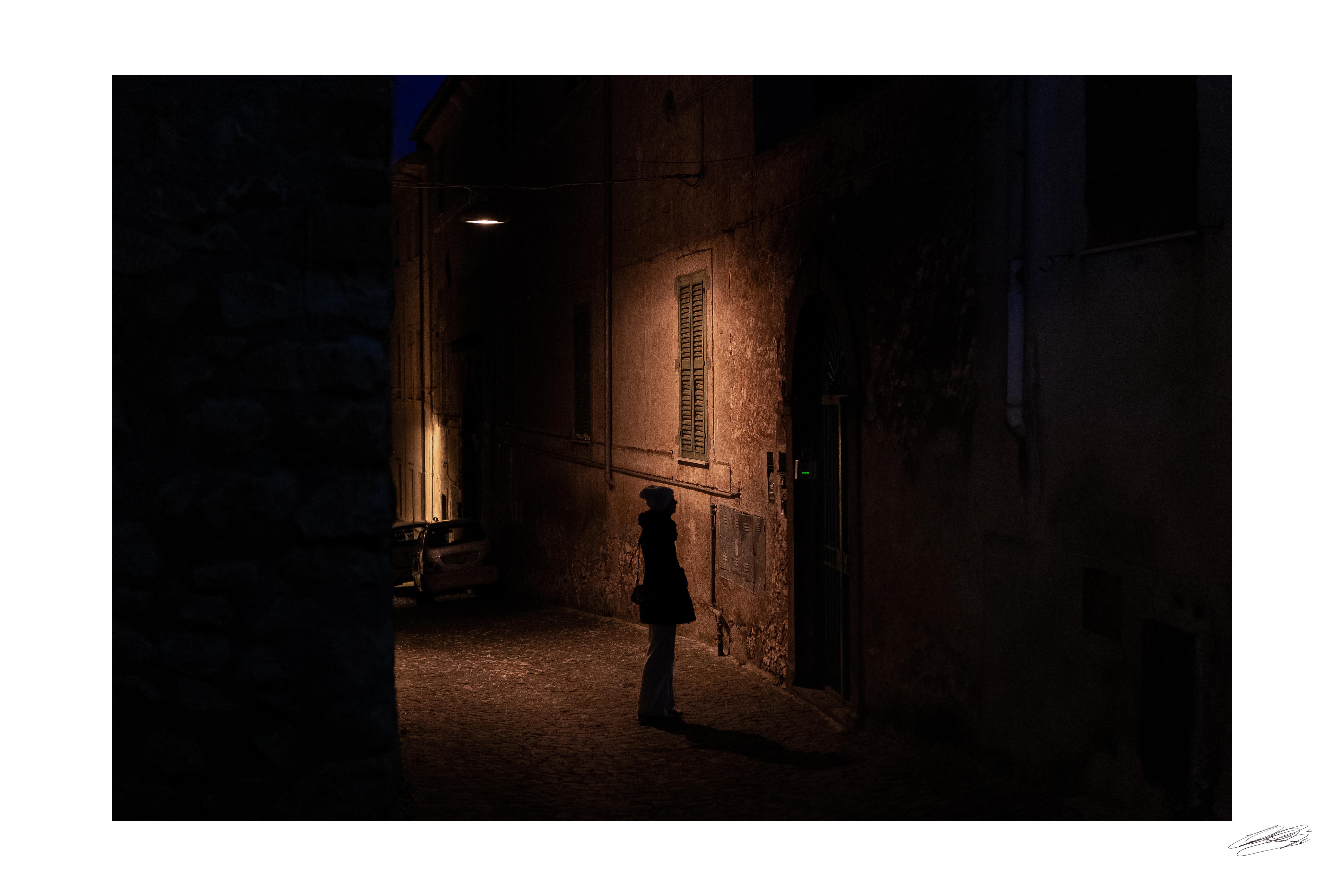 Die Straße am Abend ist eines der besten Fotos, die der italienische Künstler Carlo Caboni im Jahr 2020 realisiert hat.

Der Künstler, der sich schon immer für Landschaften und Fotografie begeisterte, widmete sich dann der Landschaftsgestaltung. Er
