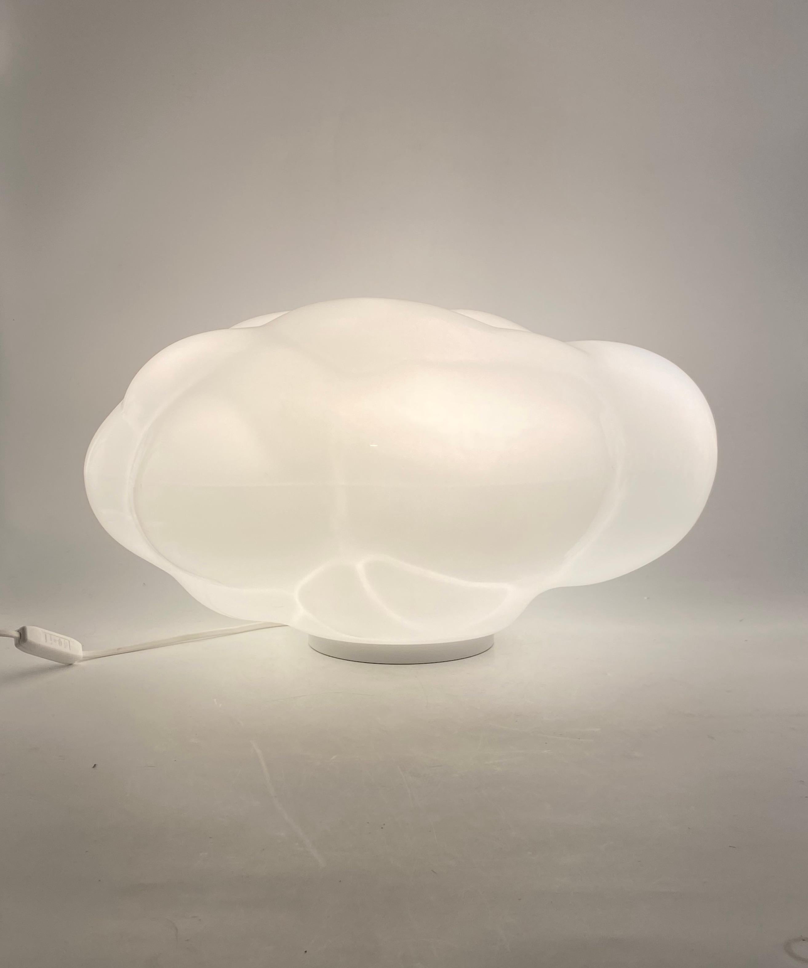 Carlo Cattaneo, Cloud Nuvola glass table lamp

Cattaneo, Italy 2000s

Opaline white glass, aluminum.

30 cm H - 50 x 35 cm

Conditions: good consistent with age and use. Some internal stains to the glass on one side of the lamp.
