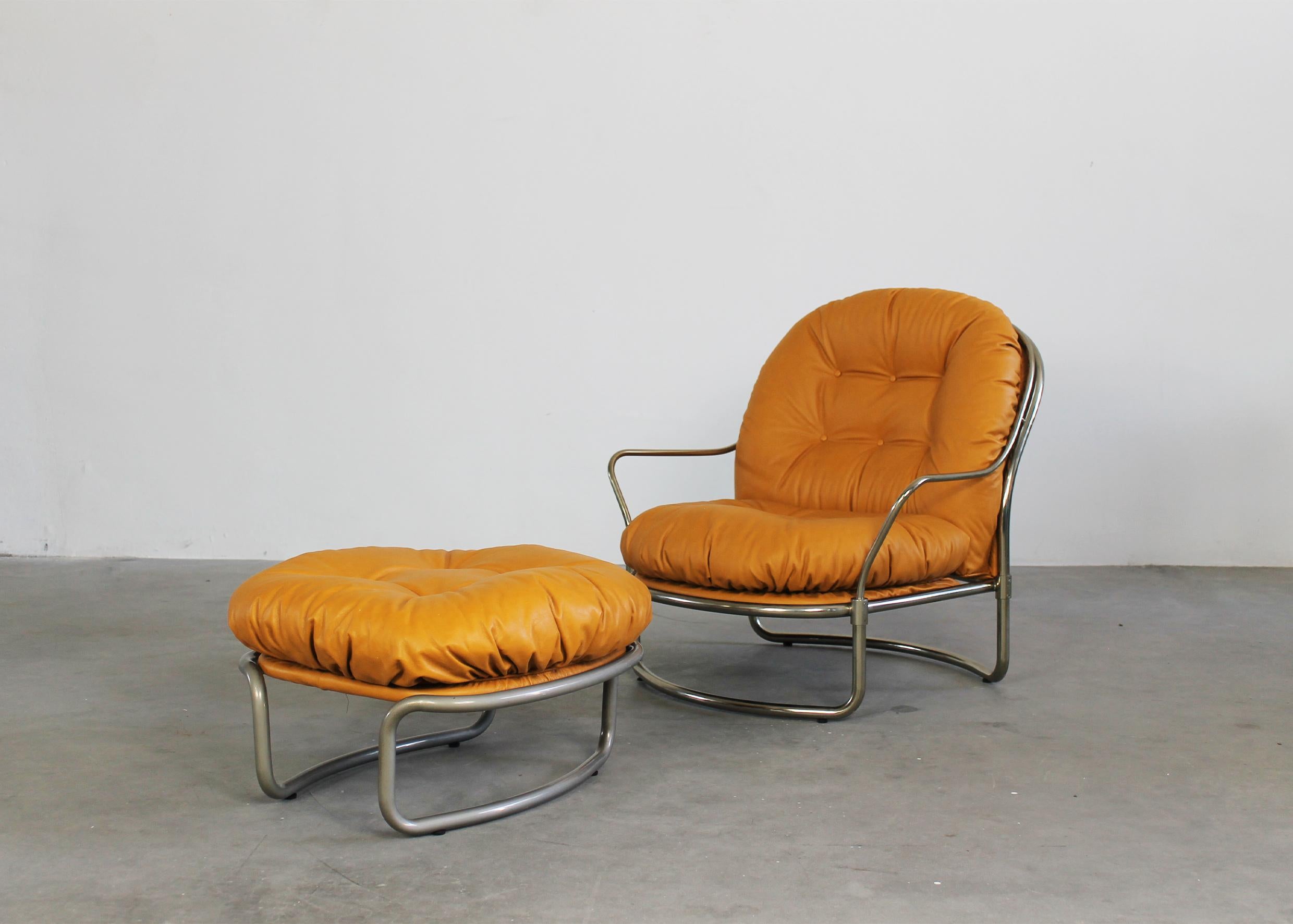 Das Set besteht aus einem Sessel 915 mit Fußstütze, beide Teile sind aus verchromtem Metall und gepolstertem Leder.
Dieses Set wurde von Carlo de Carli entworfen und von Cinova in den 1970er Jahren hergestellt.

H88x87x87 cm (Sessel)
H39x65x65 cm