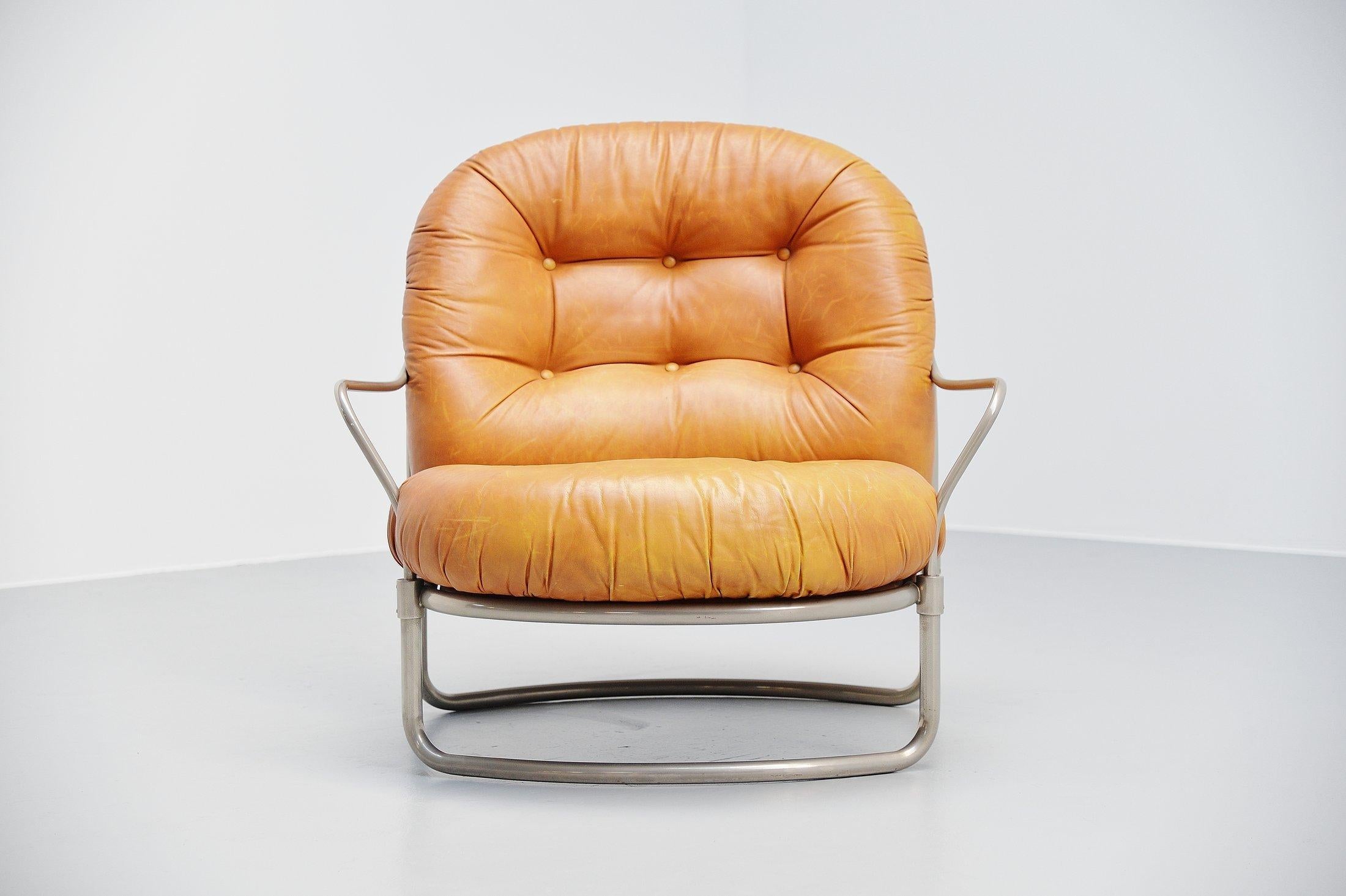 Very nice and cosy lounge chair model 915 designed by Carlo de Carli and manufactured by Cinova, Italy, 1969. The chair has a nickel plated metal tubular frame and a nice natural leather seat and back. The chair has a very nice patina from age and