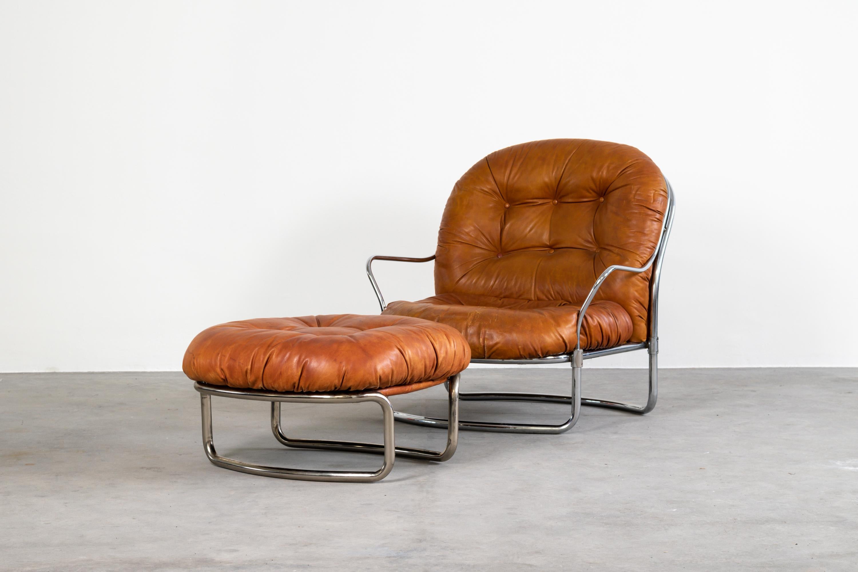 Set with armchair and footrest model 915 designed by Carlo de Carli for Cinova, 1969.
Armchair and footrest with chrome-plated steel upholstered with original cognac leather.

Measures: Armchair 83 x 85 x 90 cm
Footrest 32 x 70 x 70 cm.