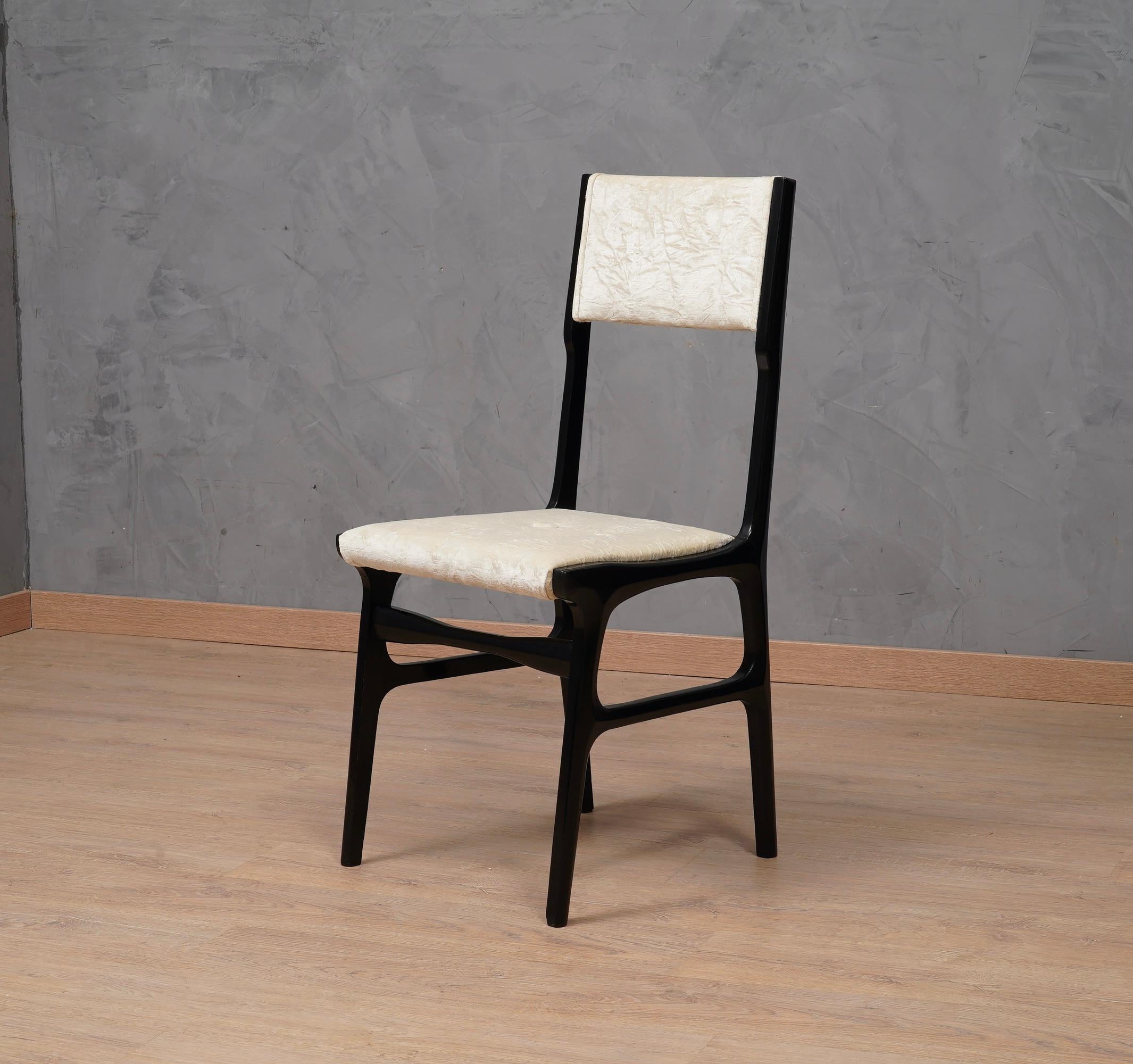 Six chairs attributed to Carlo de Carli 1955, recognizable by their very special design, in the rigorous style of Carlo De Carli.

All in wood polished in black shellac. The backrest and the seat have been upholstered in crumpled white velvet. Its