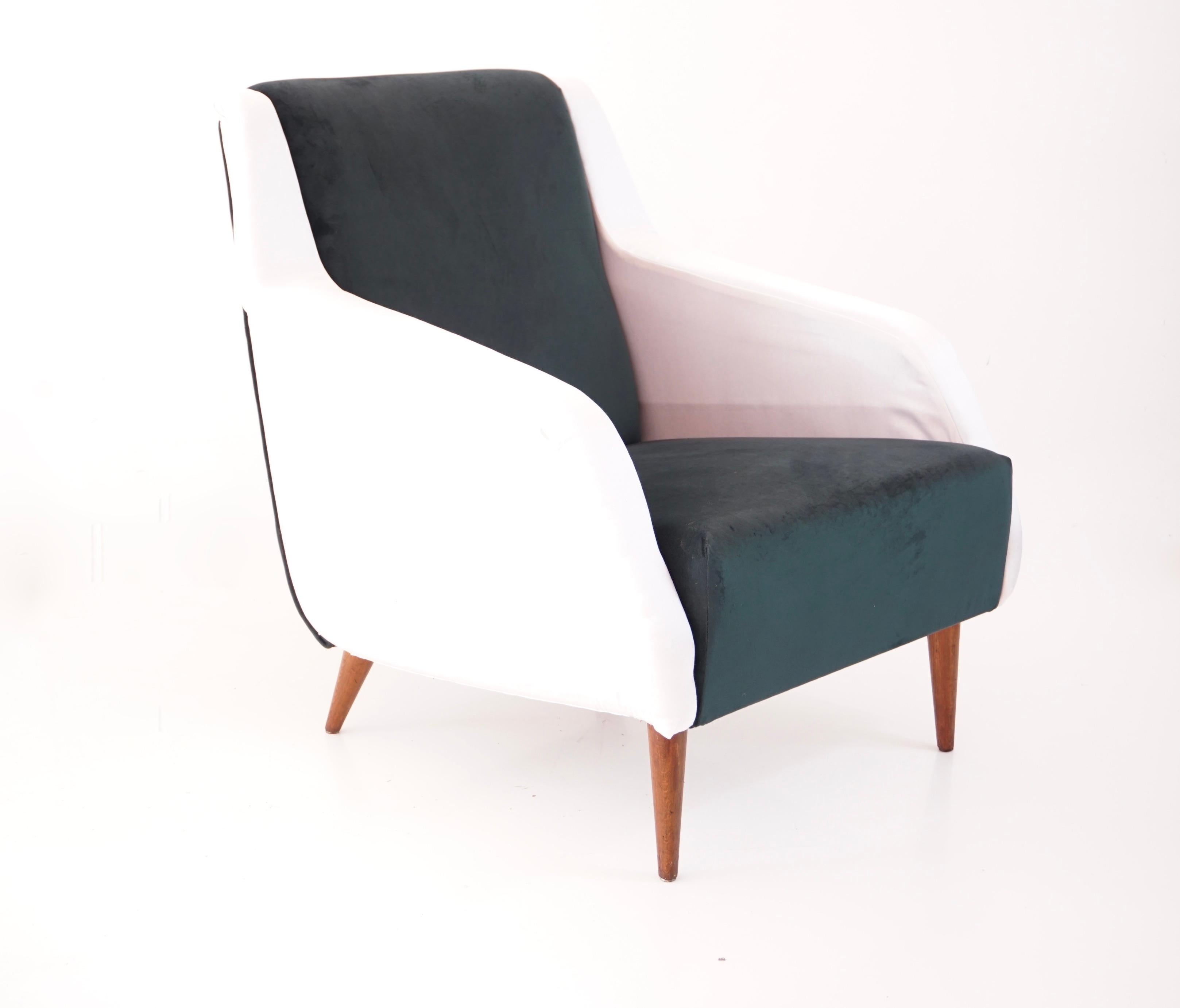 Carlo de Carli armchair, model n. 802 manufactured by Cassina, Italy, 1954. 
The wooden frame with foam upholstery rests on elastic ribbons. 
The armchair was reupholstered and covered bicoloured with a white silk and a forest green velvet 
the