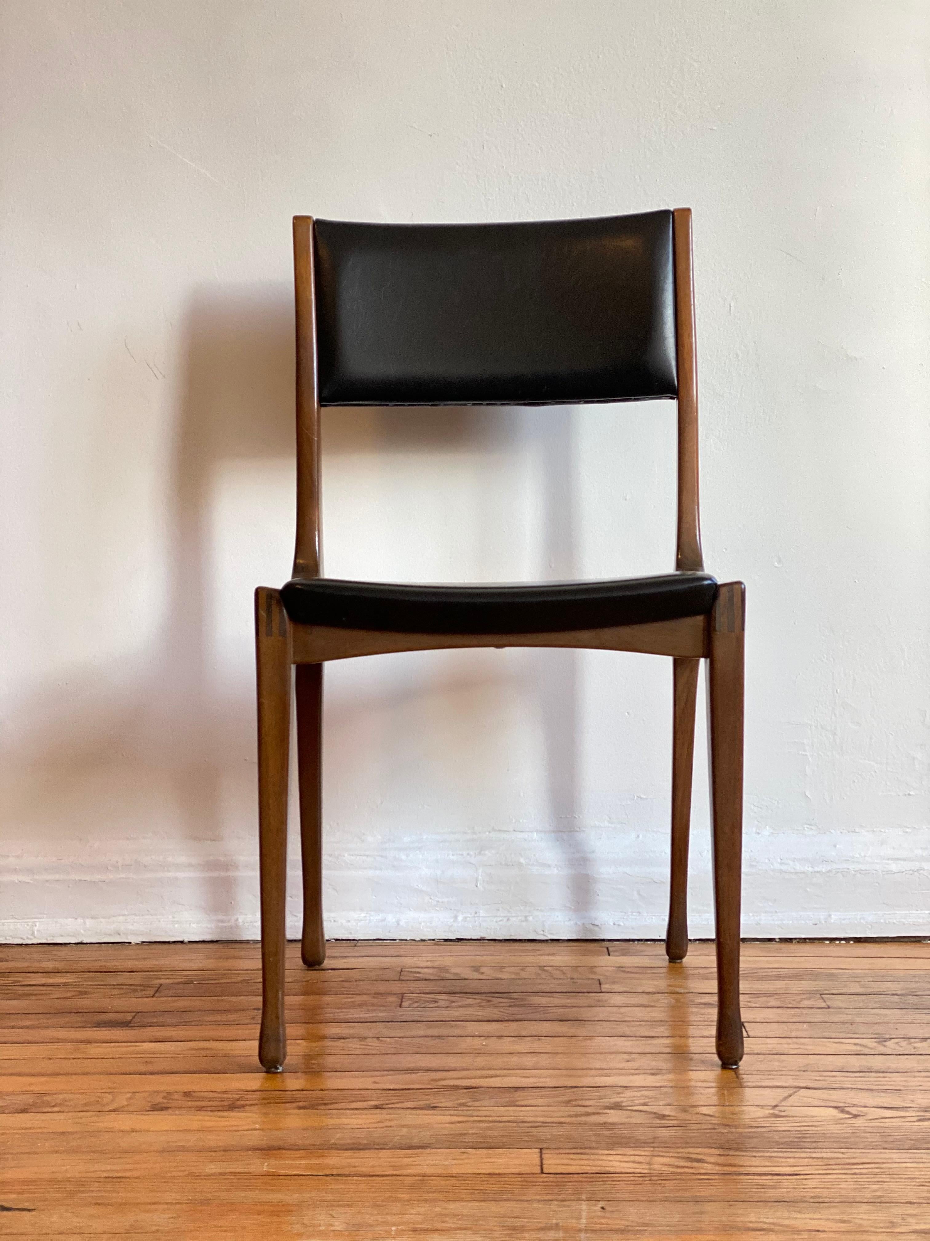 Carlo de Carli chair model 693 for Cassina.

Walnut and black faux-leather upholstery. Can be re-upholstered at choice and cost of buyer. 

Detail noted to the connection at knees and bubble feet shape of this chair.

Provenance: 1958, Italy.