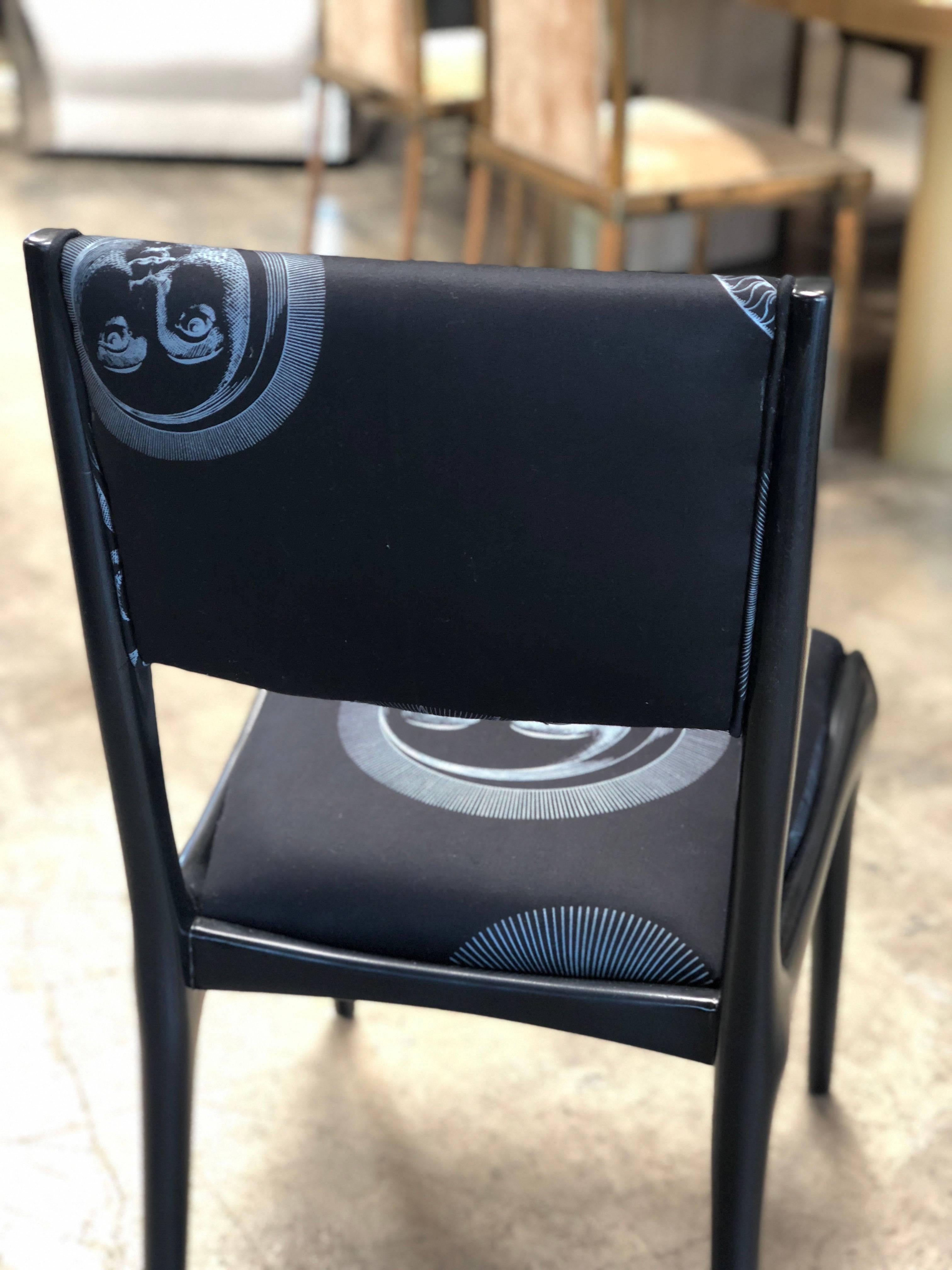 Set di sei sedie Carlo De Carli rivestite in tessuto da Fornasetti In condizioni ottime in vendita a Los Angeles, CA