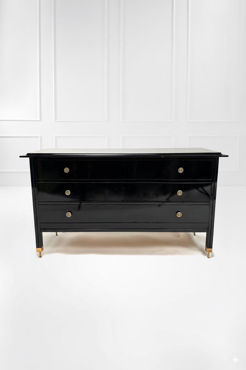 Carlo de Carli
(Mailand, 1910 - 1999)
Kommode Modell D154
aus schwarz lackiertem Holz, Knöpfe und Spitzen aus Messing
Sormani-Produktion, Italien, 1963

Italienische Kommode aus der Jahrhundertmitte von dem berühmten italienischen Architekten und