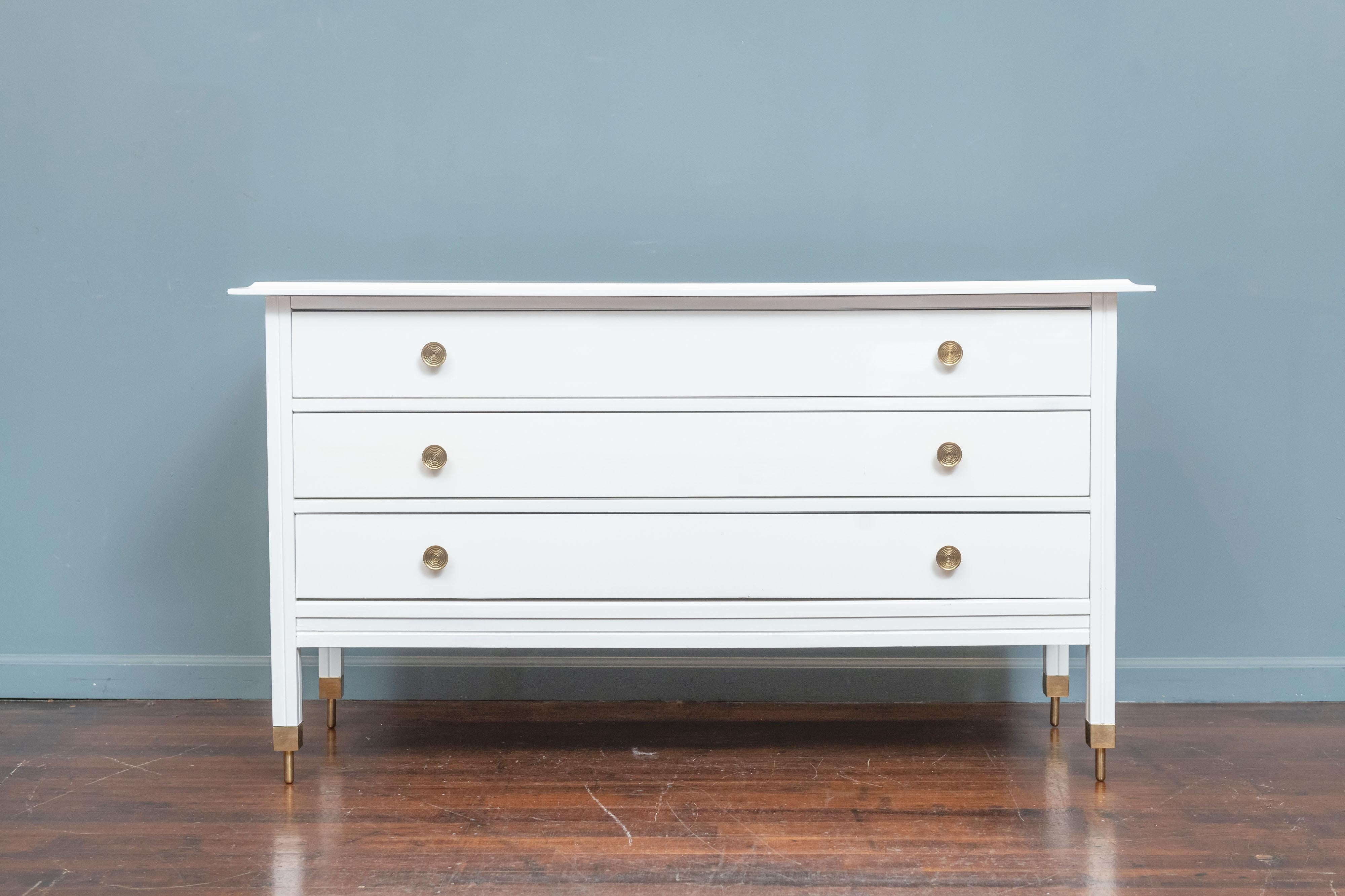 Carlo de Carli chest of drawers or commode for Sormani Model D154. High gloss white lacquer finish with polished brass hardware in a neoclassical taste but modern and refreshing. Ready to install and enjoy.