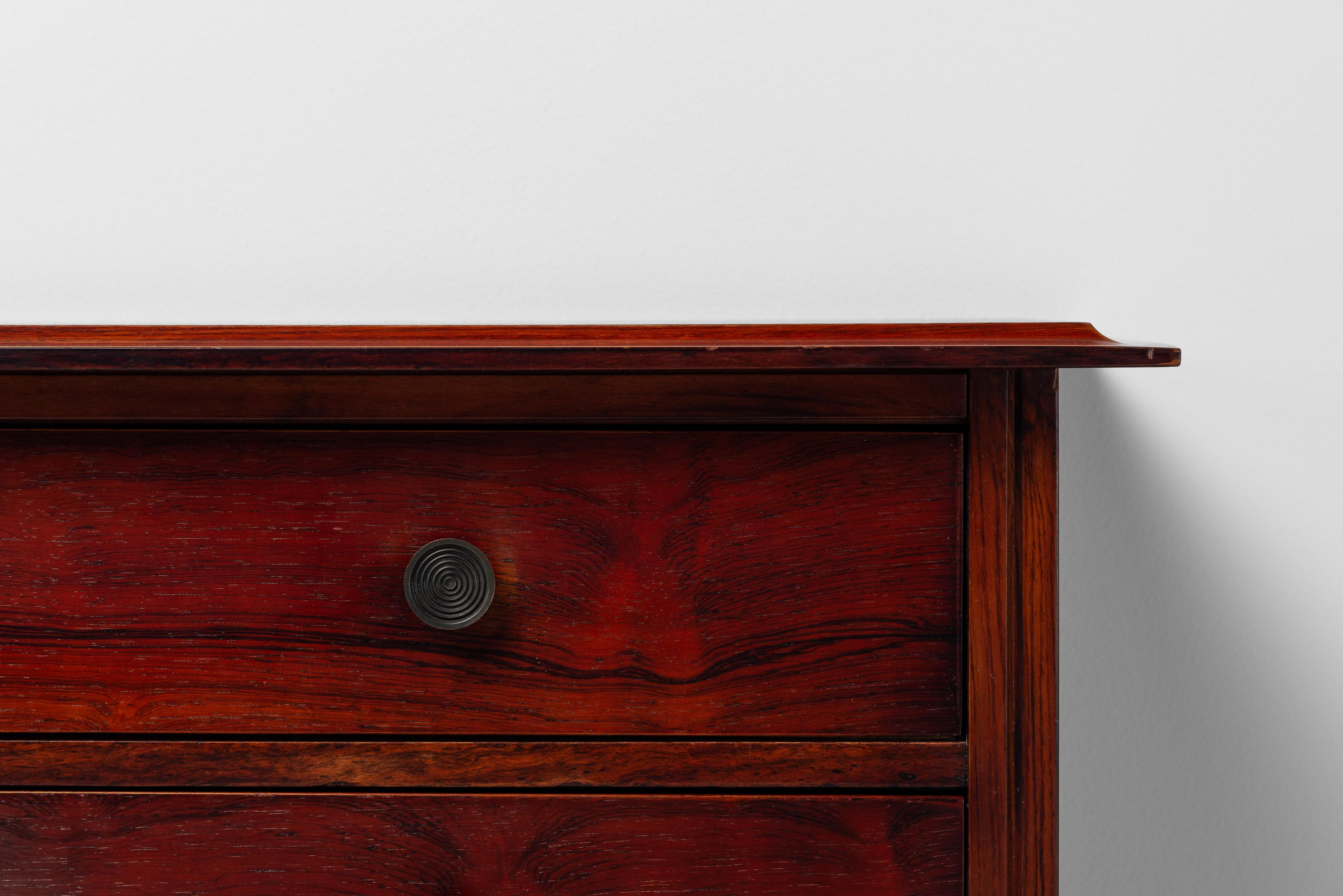 Elegant chest of drawers, model DC154, designed by Carlo de Carli and made by Sormani in Italy in 1963. It comes in different versions, but the rosewood one is considered the finest. The wood has a beautiful grain, and it's tastefully detailed with