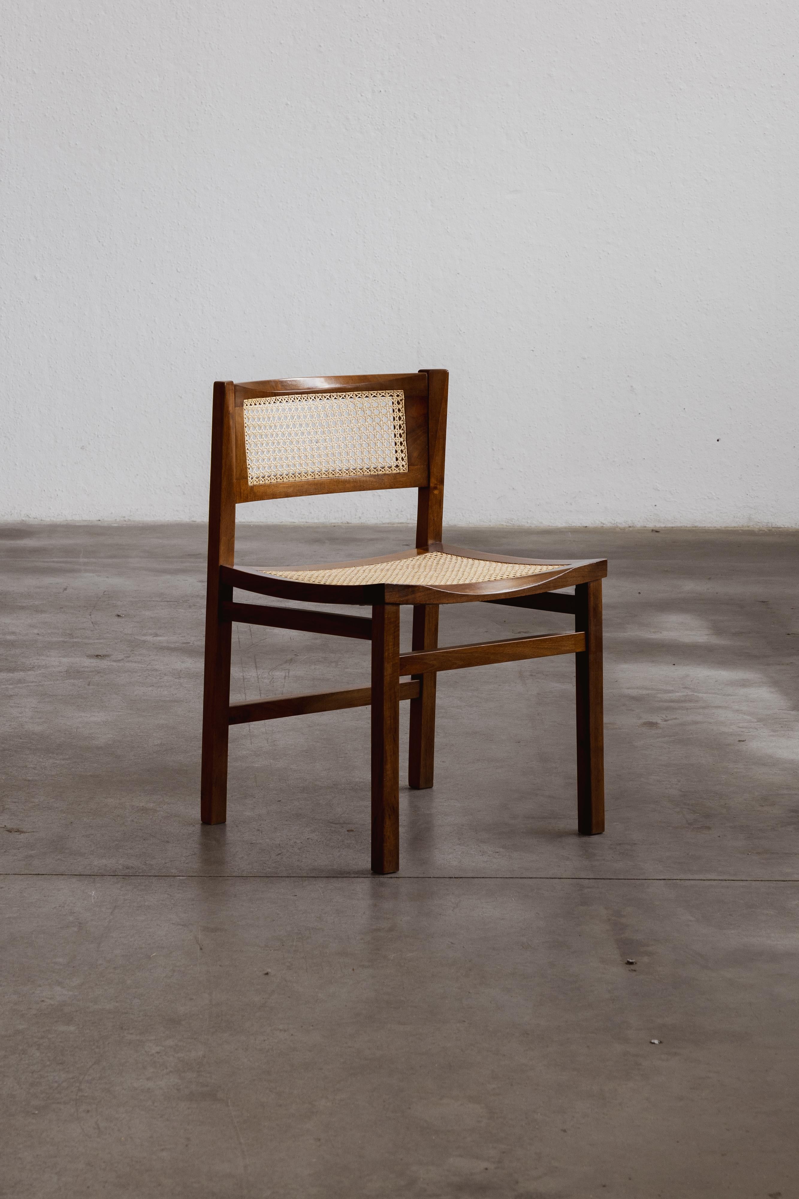Stuhl Carlo De Carli für Longhi, Palisander und Wiener Stroh, Italien, 1960.

Als raffinierter Ausdruck des italienischen Modernismus spiegelt dieser von Carlo De Carli für Longhi entworfene Esszimmerstuhl das Streben des Architekten nach