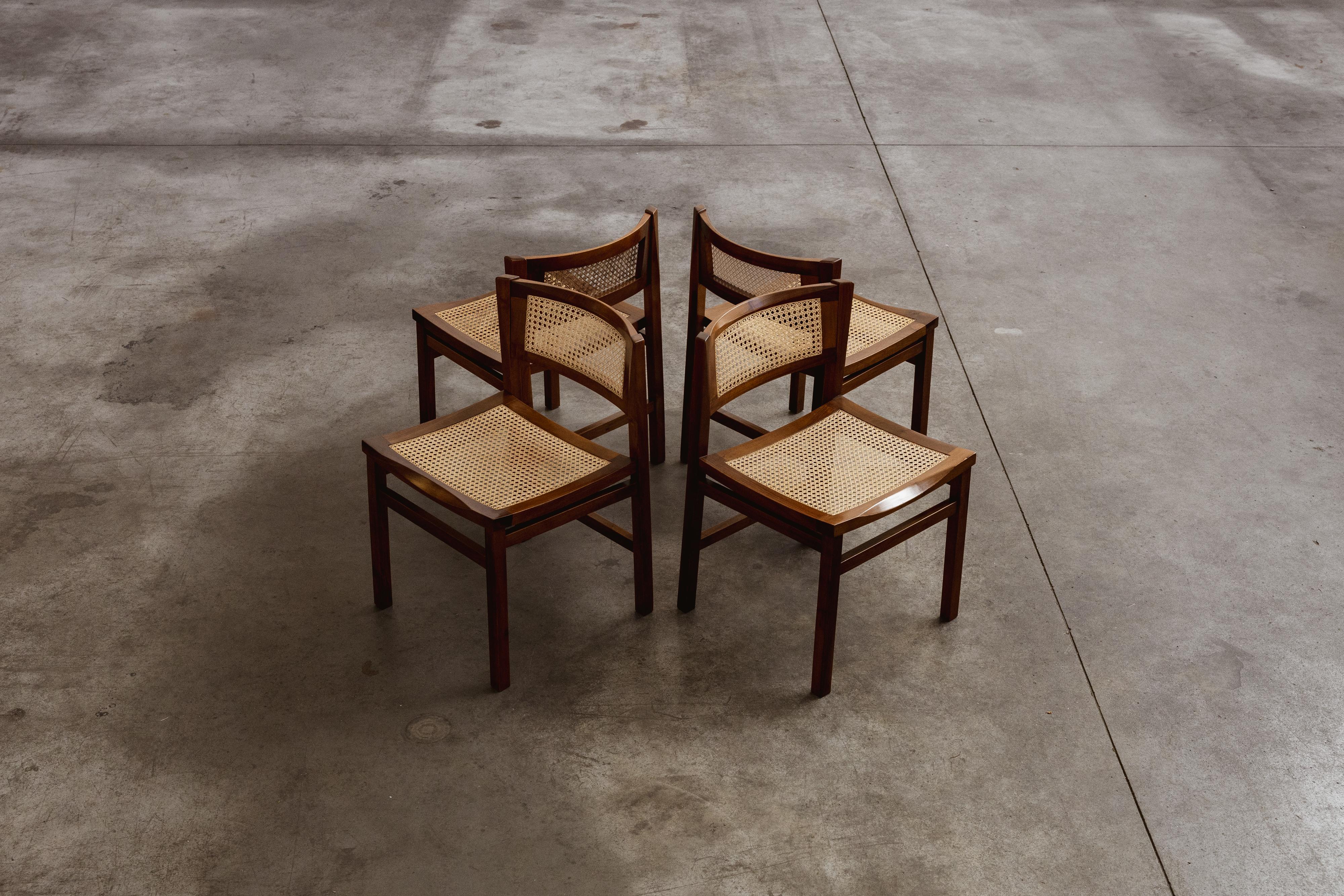 Chaises Carlo De Carli pour Longhi, bois de rose et paille de Vienne, Italie, 1960, ensemble de quatre

Expression raffinée du modernisme italien, ces chaises de salle à manger conçues par Carlo De Carli pour Longhi reflètent la recherche de