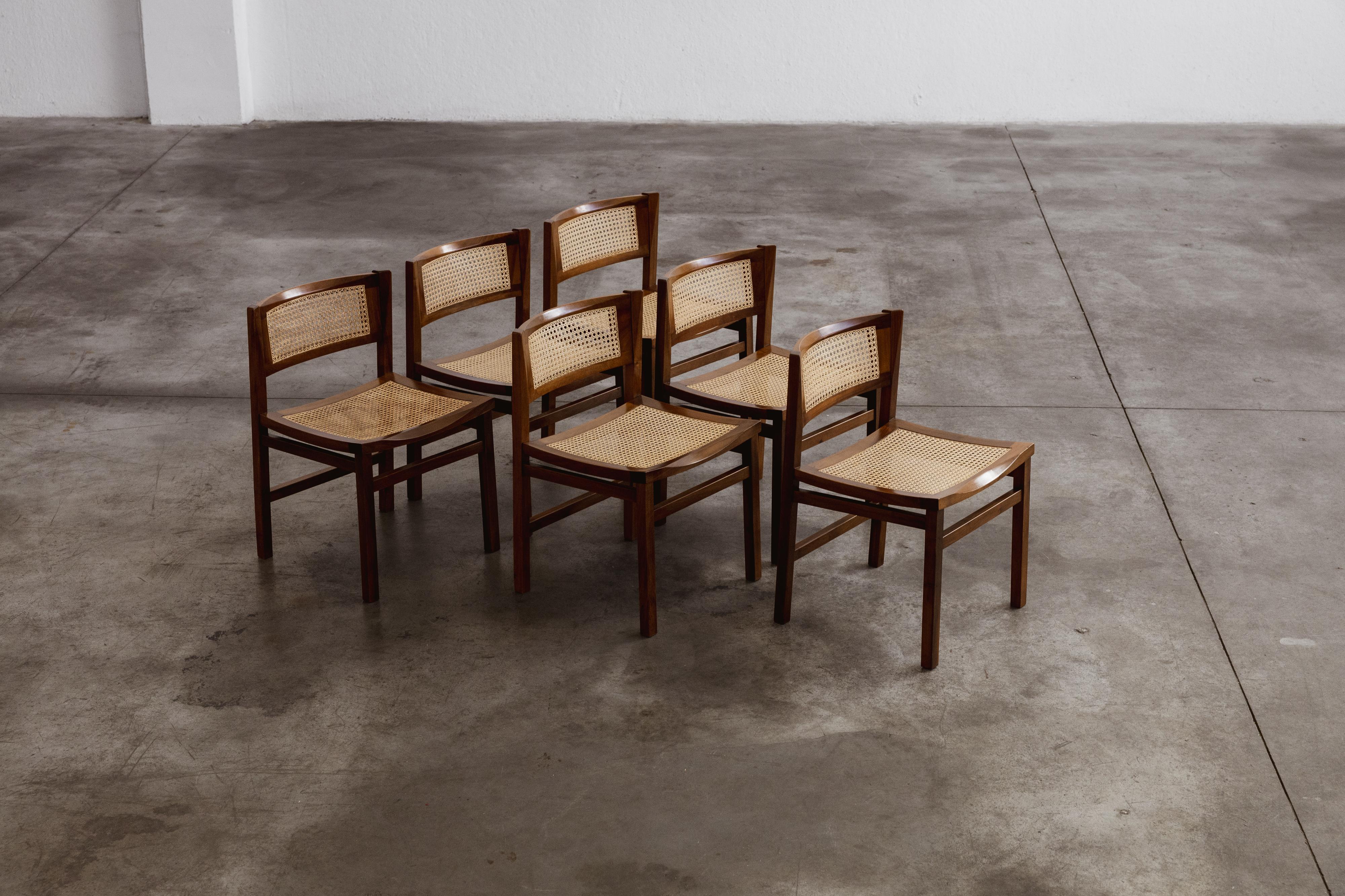 Sedie Carlo De Carli per Longhi, legno di palissandro e paglia di Vienna, Italia, 1960, set di sei

Raffinata espressione del modernismo italiano, queste sedie da pranzo disegnate da Carlo De Carli per Longhi riflettono la ricerca dell'architetto di