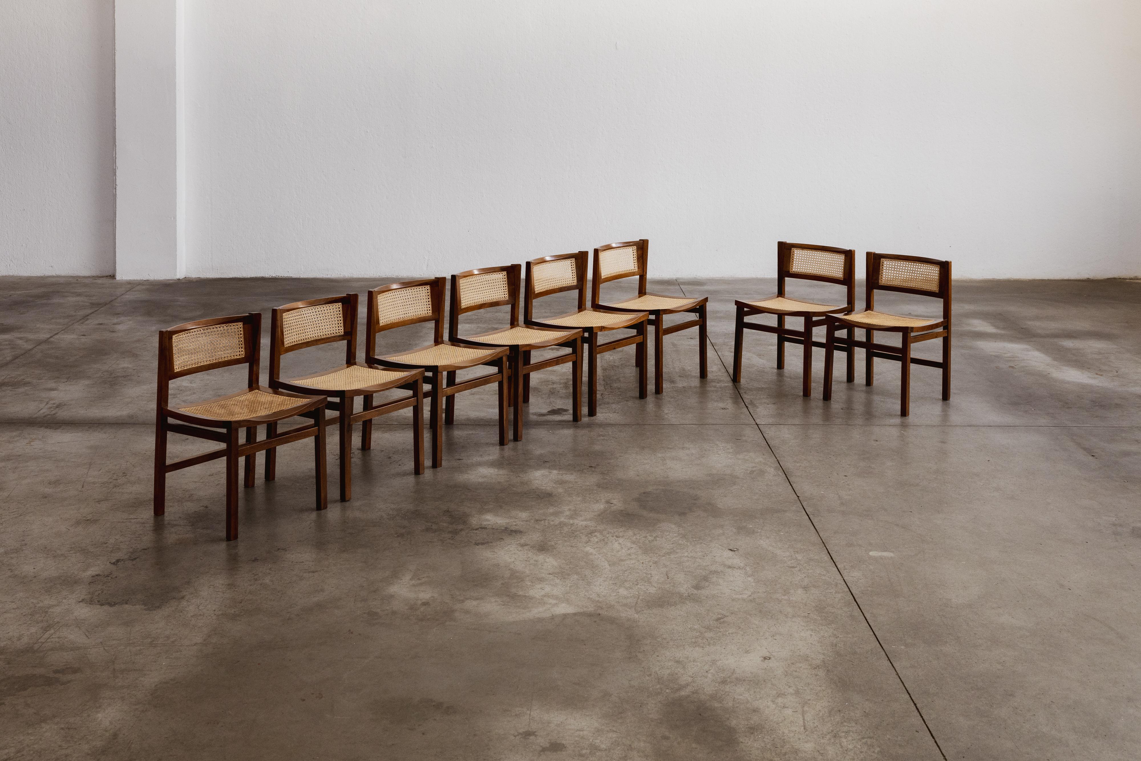 Carlo De Carli Stühle für Longhi, Palisander und Wiener Stroh, Italien, 1960, Satz von acht

Diese von Carlo De Carli für Longhi entworfenen Esszimmerstühle sind ein raffinierter Ausdruck des italienischen Modernismus und spiegeln das Streben des
