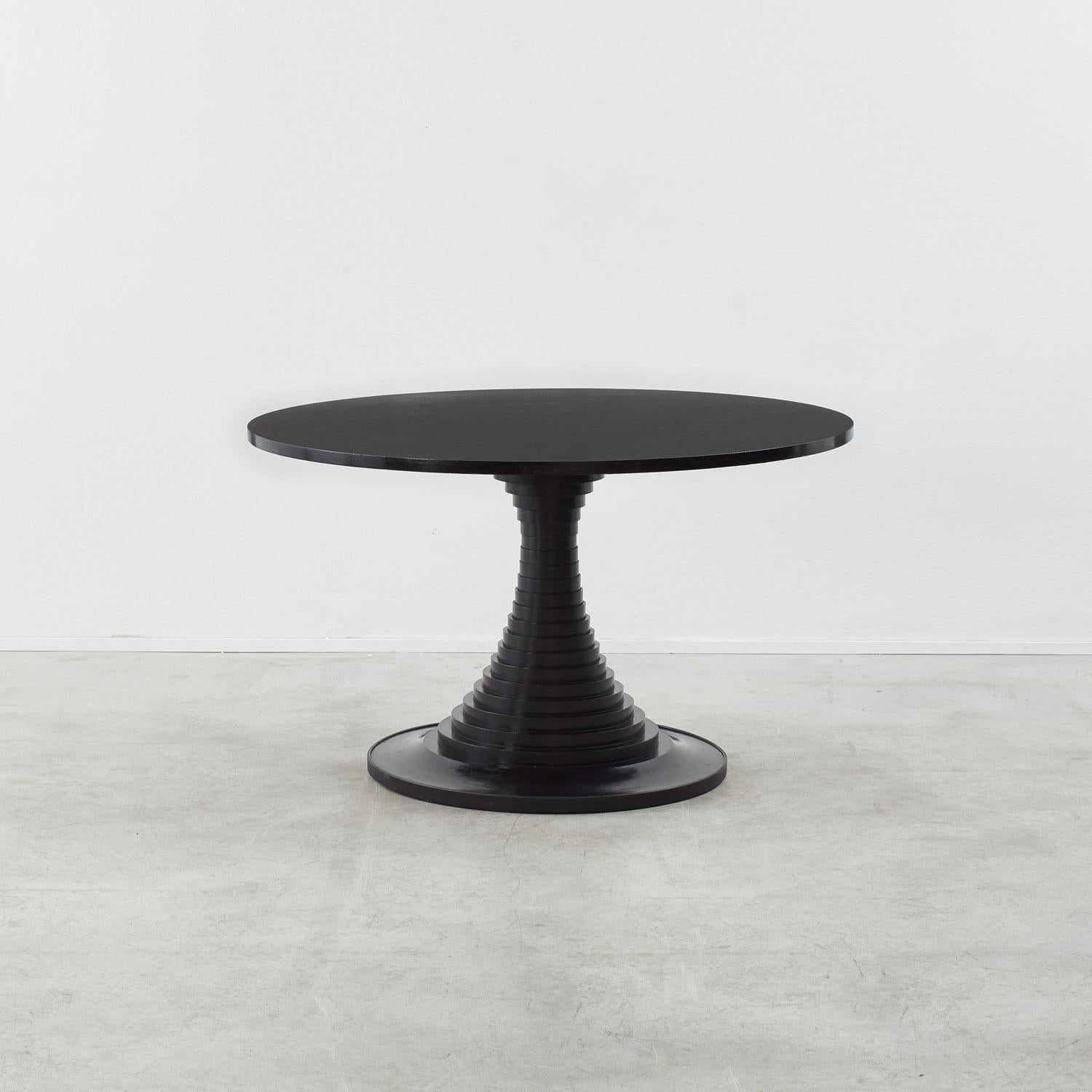 Table de salle à manger circulaire en palissandre de Carlo di Carlo, avec un piédestal en gradins formé de tranches concentriques du même matériau. Accentuée par une bande de laiton autour de la base, c'est une silhouette structurée typique du