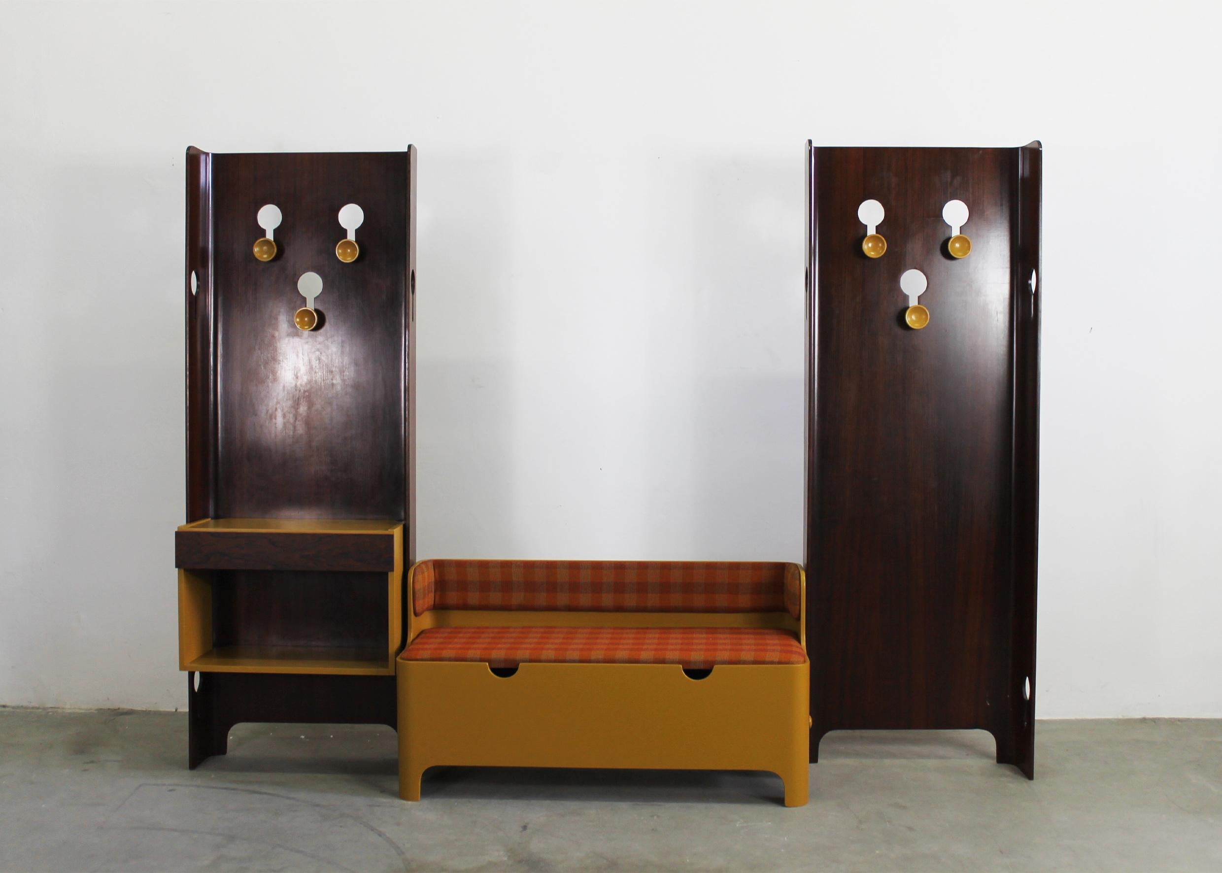 An entrance hall set composed of two coat racks with a drawer and a bench with a storage unit, designed by Carlo de Carli for FIARM in 1960s.
This set is made with curved plywood and fabric. 

Born in Milan in 1910 he was an Italian architect,
