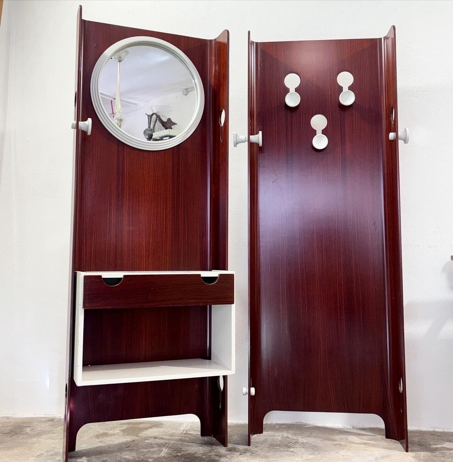 Vi presentiamo una meravigliosa cappottiera di Carlo de Carli per Fiam Scorzé , in legno, degli anni ‘60.

Un tocco classico ed elegante che arricchirà i vostri ambienti.




Altezza 180 cm


Lunghezza 130 cm


Profondità 30 cm
