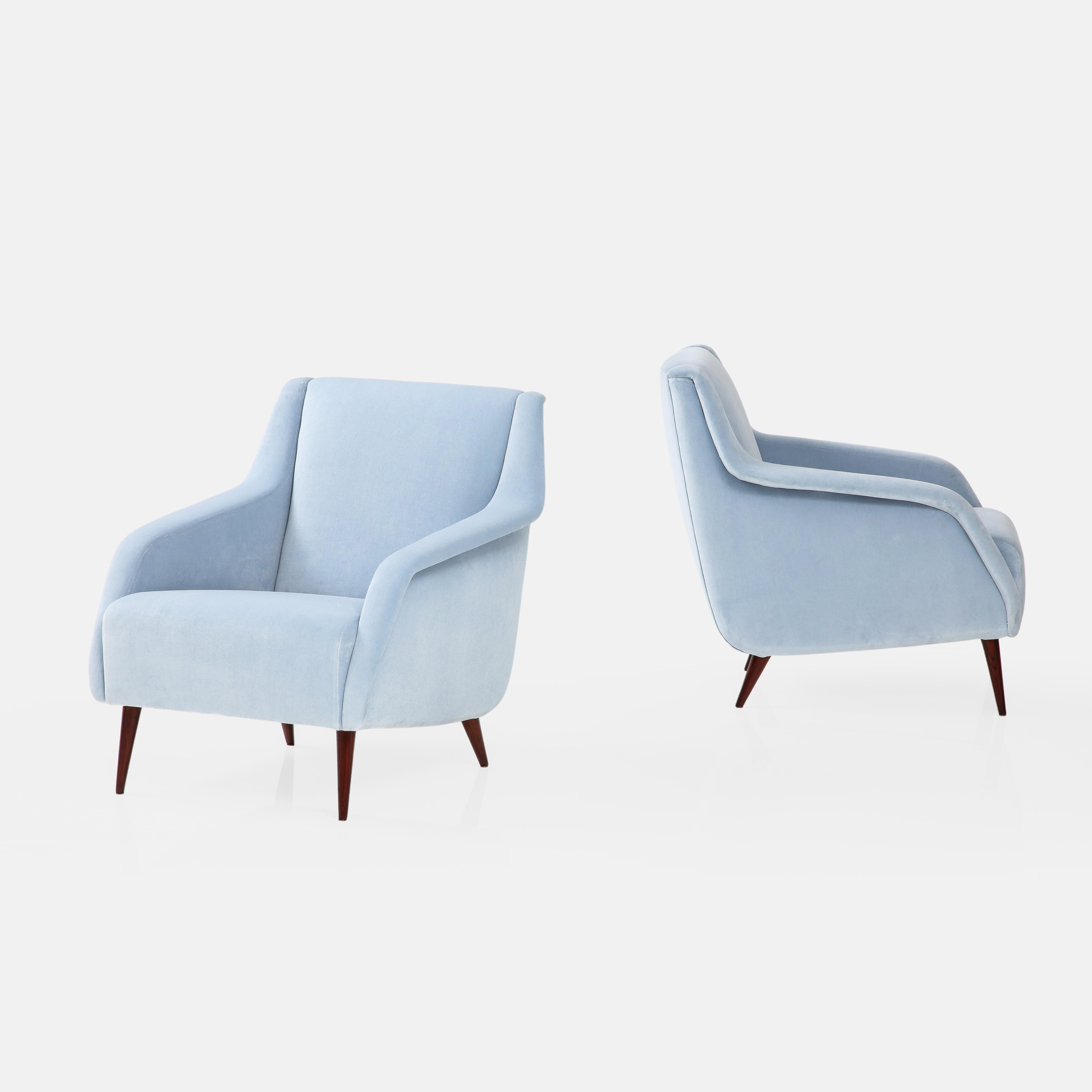 Tacheté Carlo De Carli paire de fauteuils Modèle 802 en velours bleu clair pour Cassina en vente