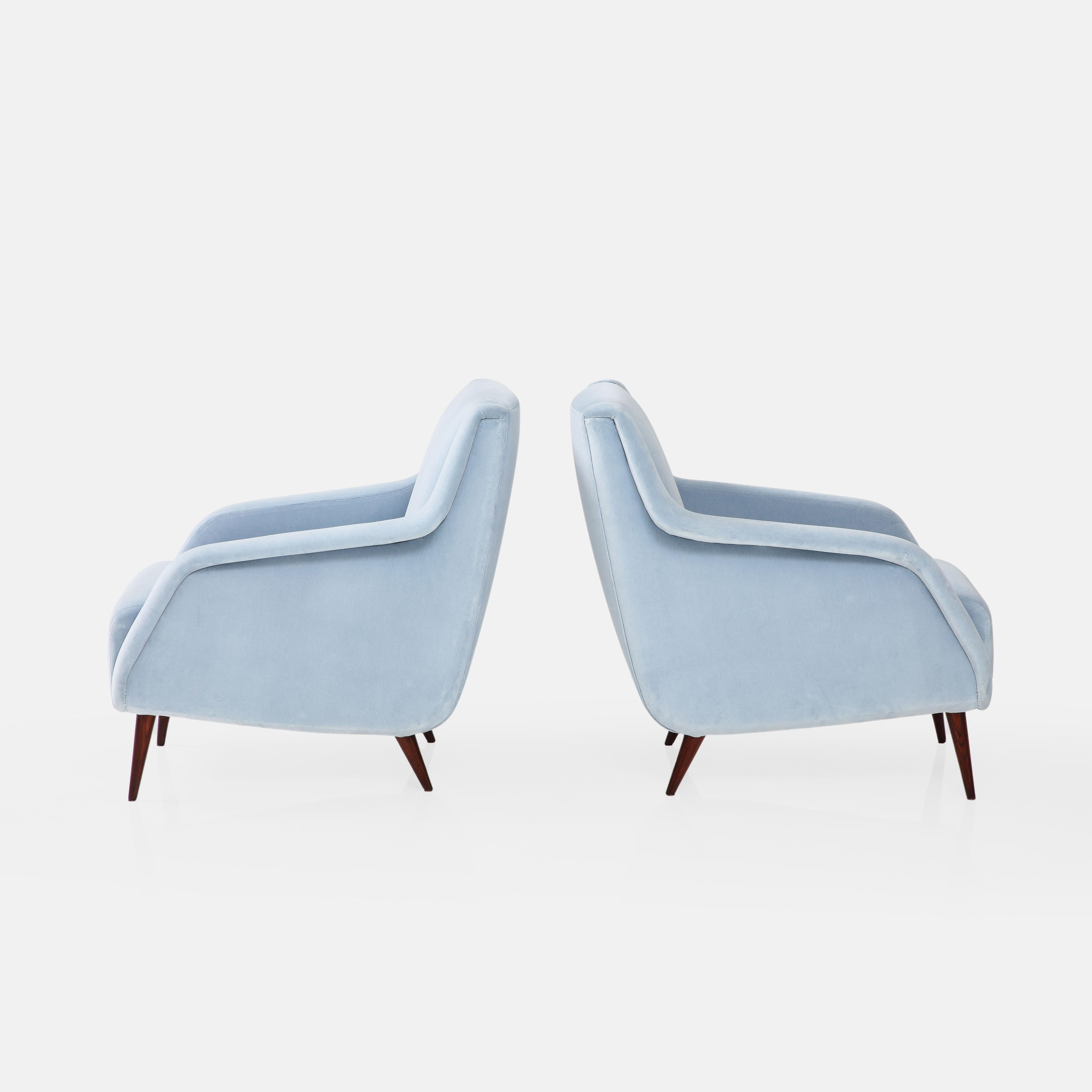 Carlo De Carli paire de fauteuils Modèle 802 en velours bleu clair pour Cassina Bon état - En vente à New York, NY