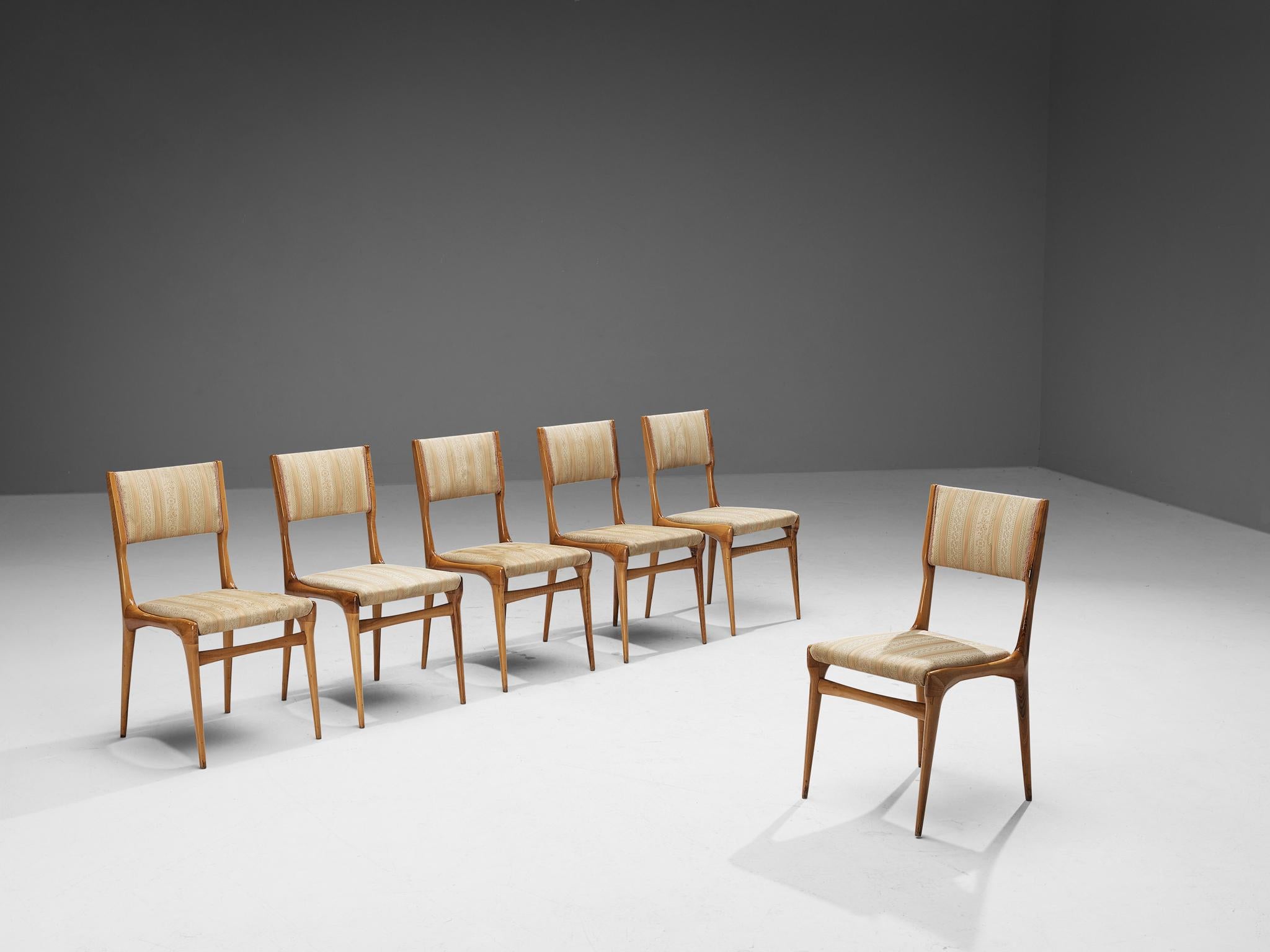 Carlo De Carli pour Cassina, ensemble de six chaises de salle à manger, modèle '671', noyer, tissu, Italie, 1953.

Ces chaises de salle à manger reprennent véritablement le vocabulaire esthétique et le travail du bois typique de Carlo De Carli. Le