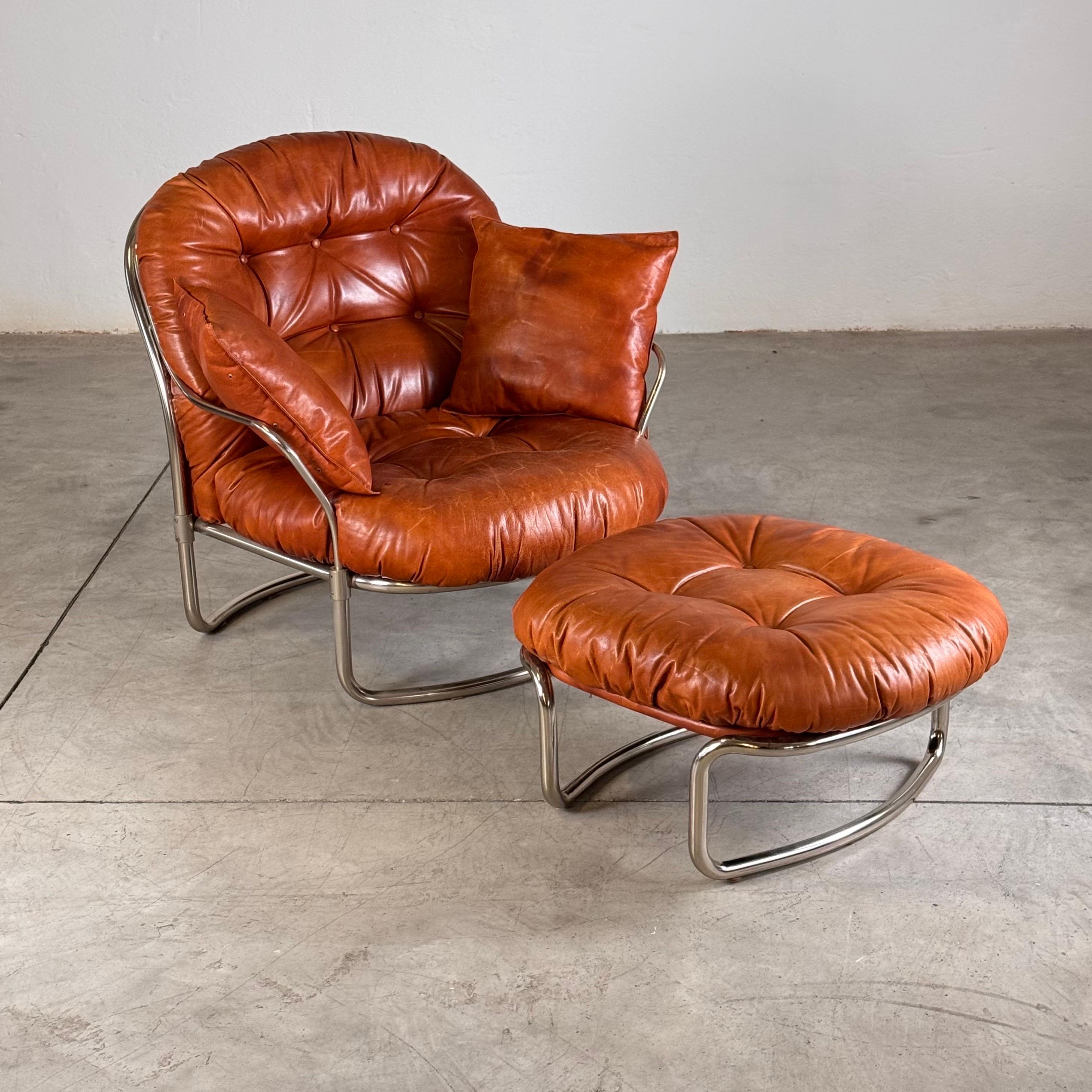 Designed by Carlo De Carli for Cinova in 1969, this ‘915’ lounge chair with ottoman is a refined expression of Italian modernism. The chrome-plated tubular steel frame is elegantly bent to create a fluid, lightweight structure, while the generously