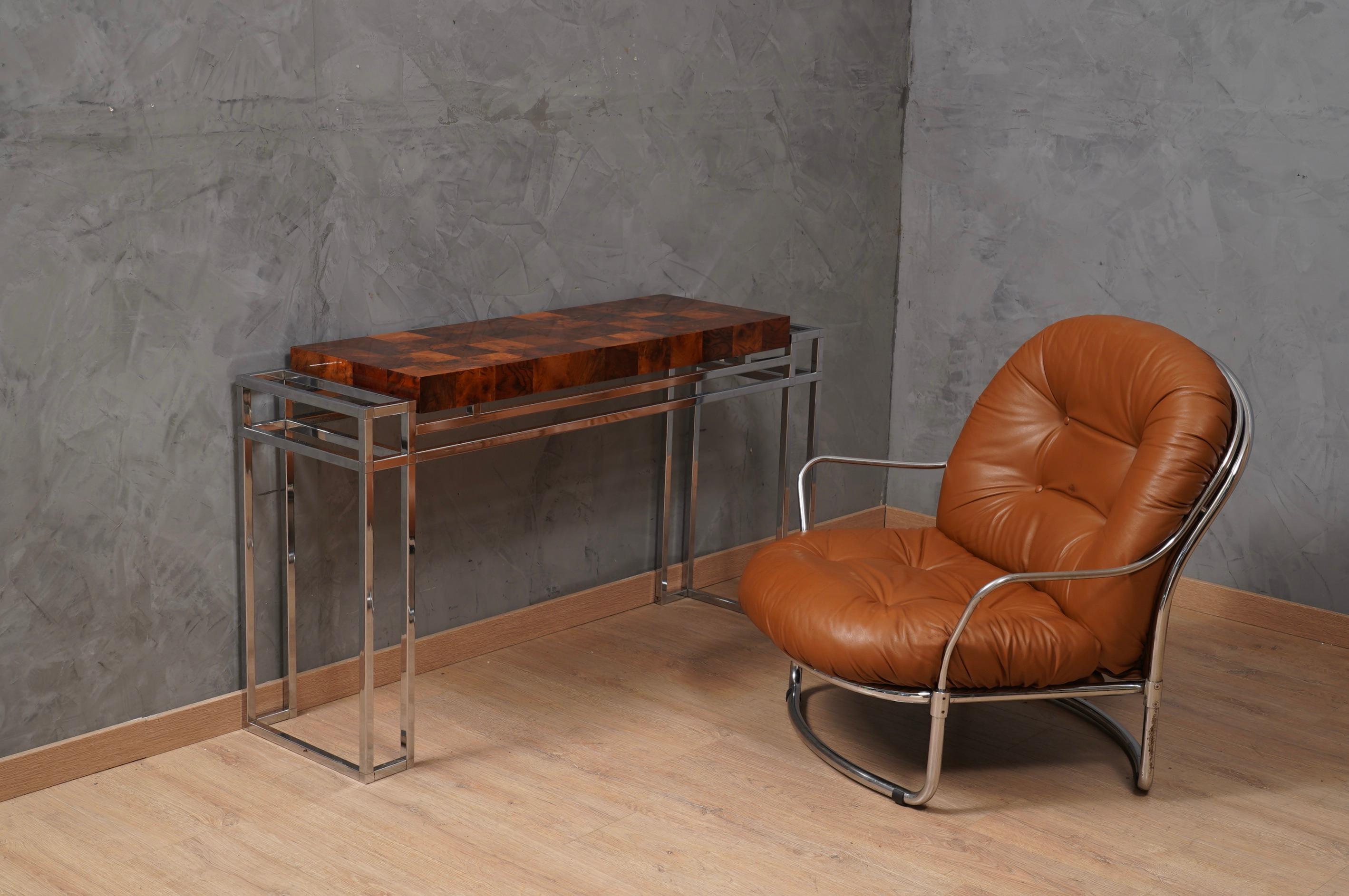 Sehr komfortabler und exquisiter Sessel mit zeitlosem Design und außergewöhnlicher Handwerkskunst in der Metall- und Lederverarbeitung. Mit seinen einzigartigen geometrischen Merkmalen zeugt die Struktur des Sessels von einer einzigartigen Liebe zum