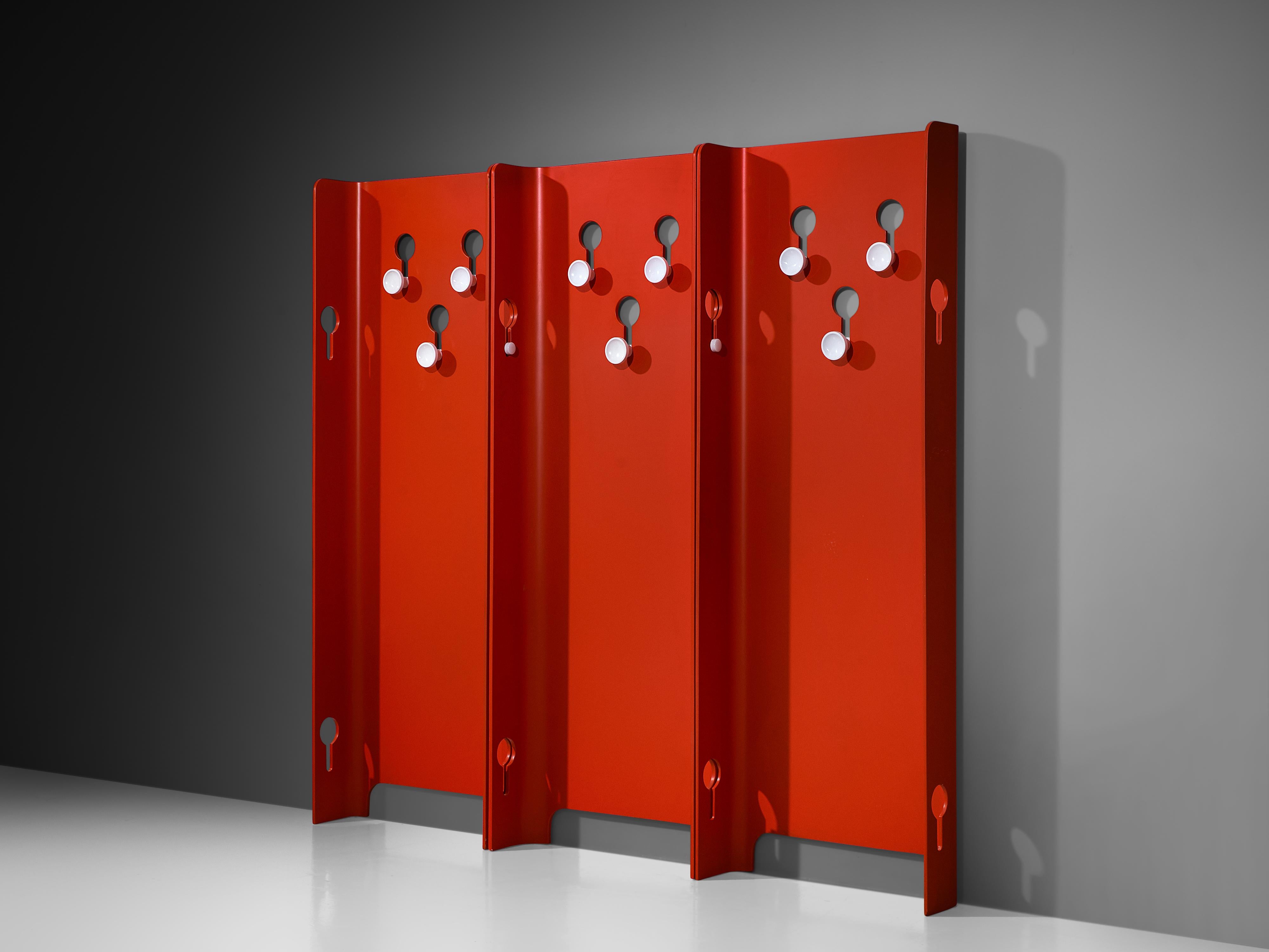 Carlo de Carli pour Fiarm, porte-manteau, contreplaqué laqué, plastique Italie, années 1960

Ce stand d'entrée accrocheur de couleur rouge a été conçu par Carlo de Carli pour Fiarm. Les deux compartiments reliés entre eux présentent chacun trois