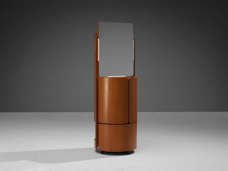 Carlo de Carli for Fiarm, coat rack and vanity, oak, plastic, laminate, metal, mirror, Italy, 1960s

This multifunctional wardrobe is designed by Carlo de Carli and can be used for various occasions. One side is made up of a coat rack with the