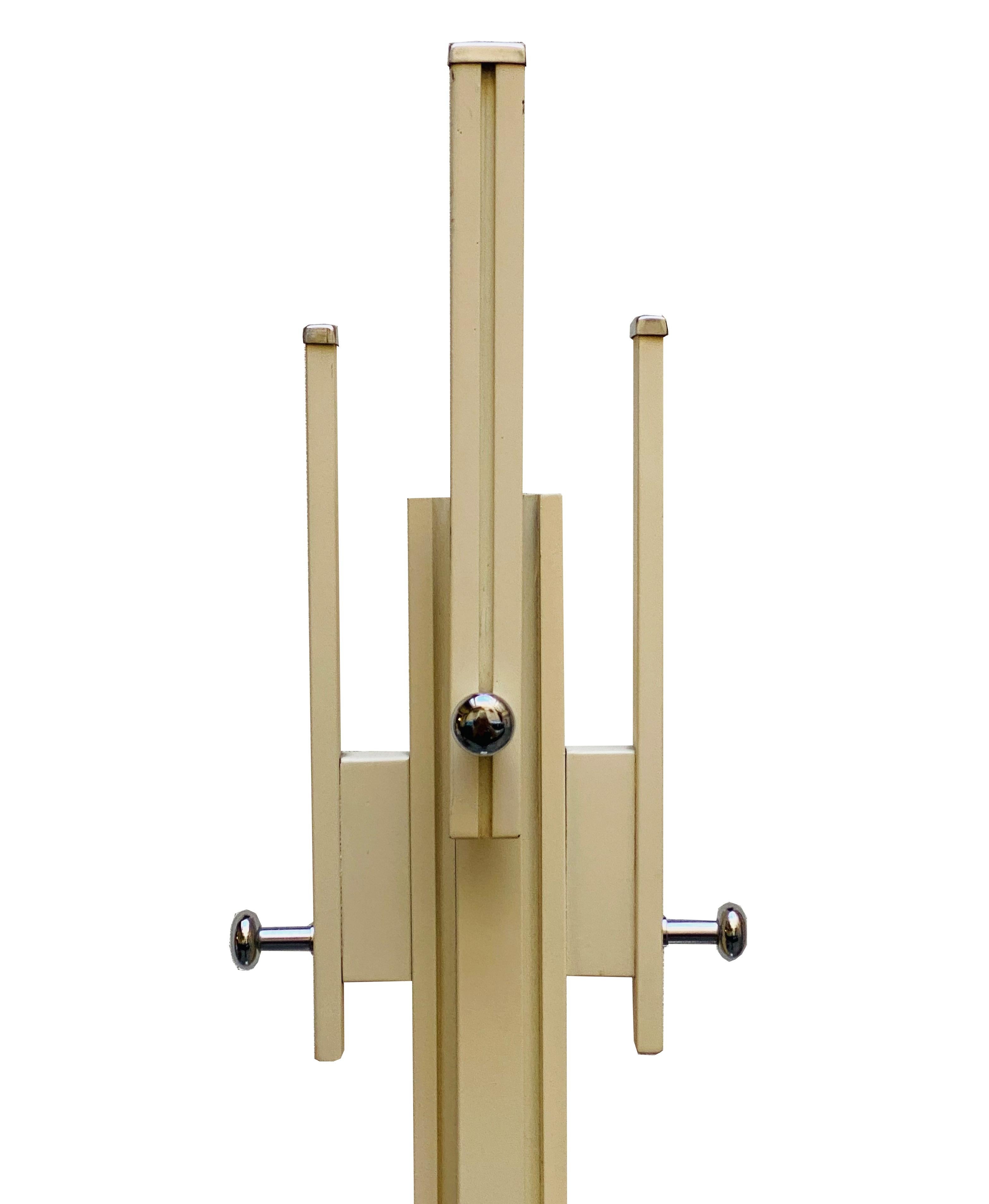 Coat stand produced by Fiarm in the 1960s to a design by Carlo de Carli.
Base in fibreglass and chrome-plated metal.
Stem and hangers in wood and chrome-plated metal.
