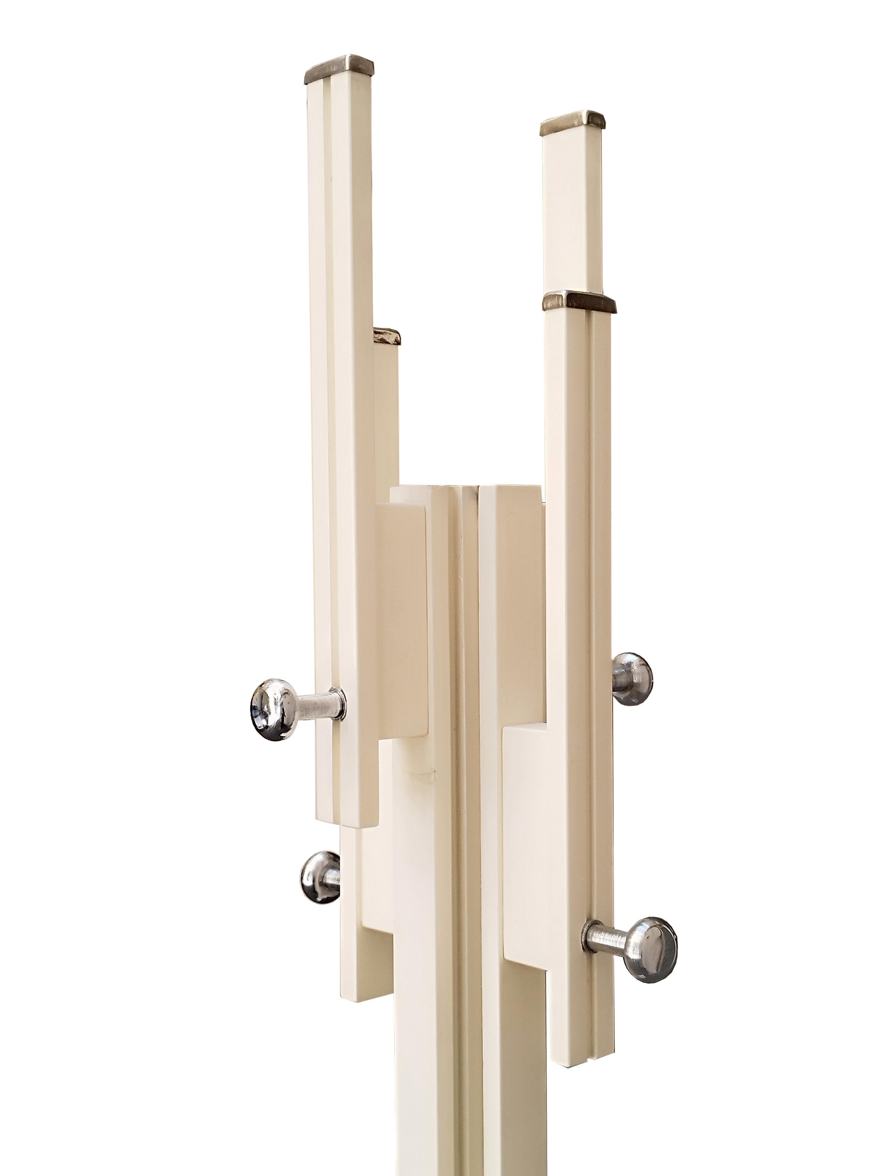 Coat stand produced by Fiarm in the 1960s to a design by Carlo de Carli.
Base in fibreglass and chrome-plated metal.
Stem and hangers in wood and chrome-plated metal.
