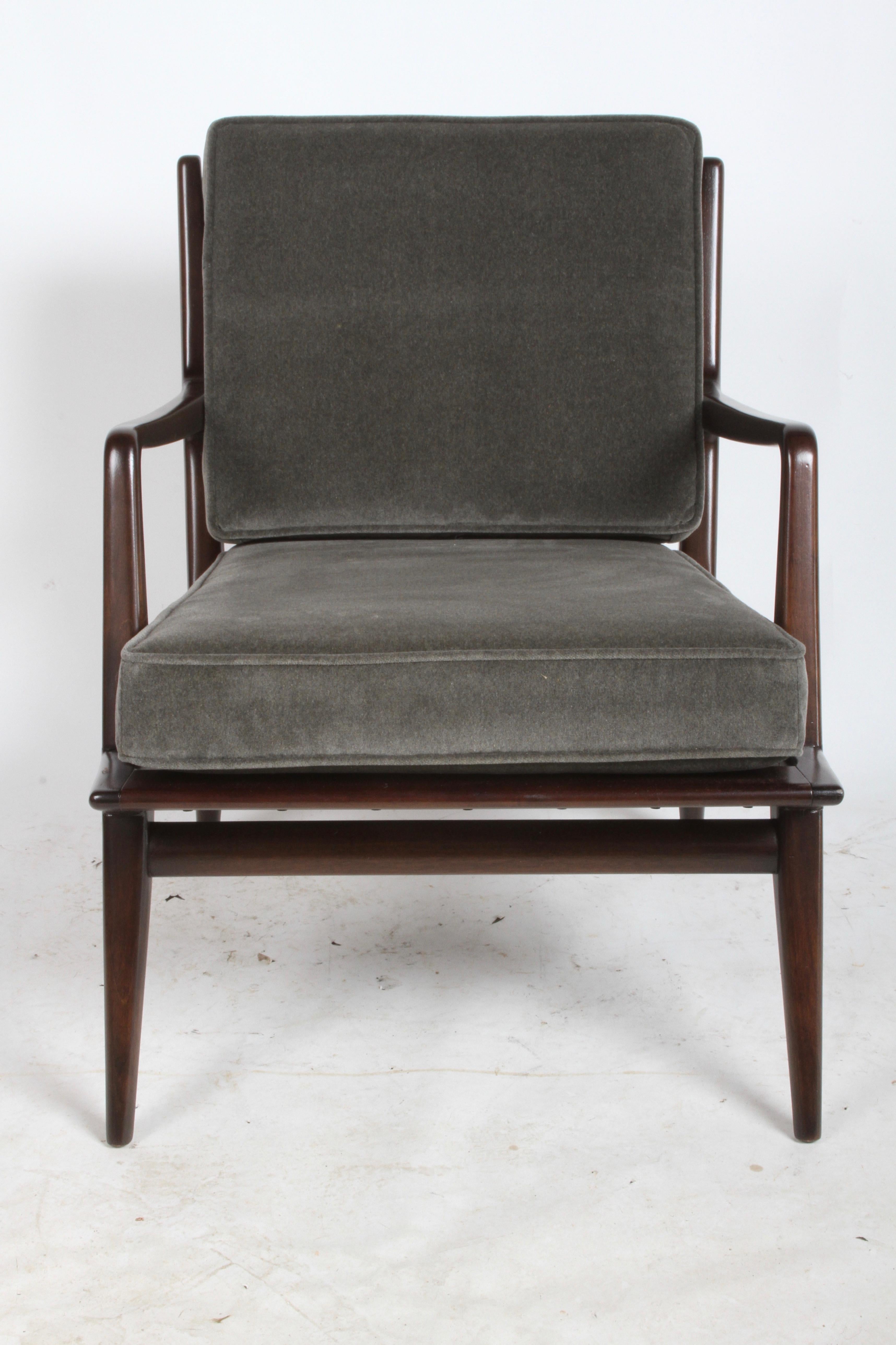 Sedia da salotto di Carlo De Carli per M. Singer & Sons del 1950 circa, completamente restaurata con finitura in espresso medio. Rivestito in mohair grigio con schiuma nuova. Classico design italiano del Mid-Century Modern.
