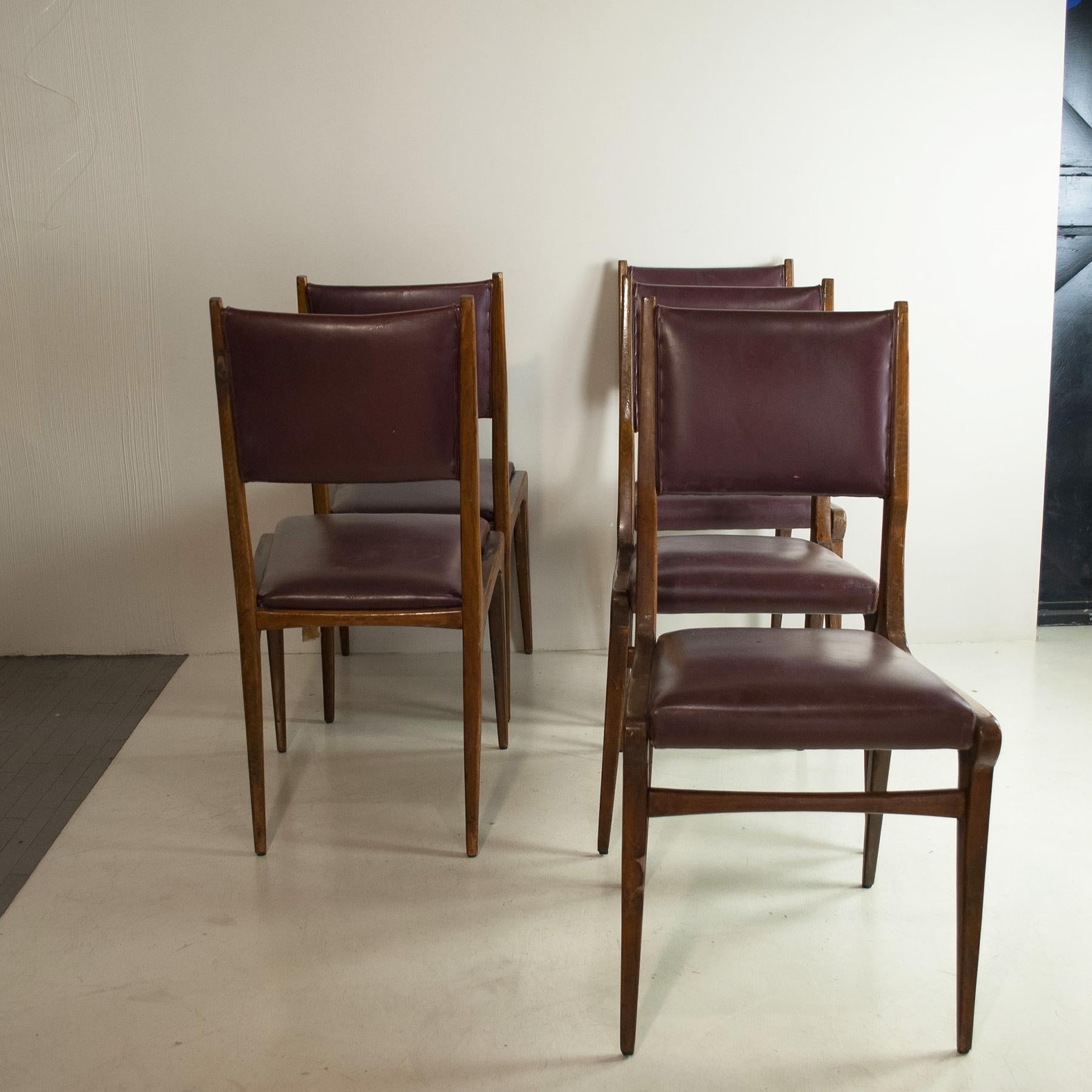 Set of five Italian chairs from the 1950s in wood and vintage faux leather, designed by Carlo De Carli at the end of the 1950s.