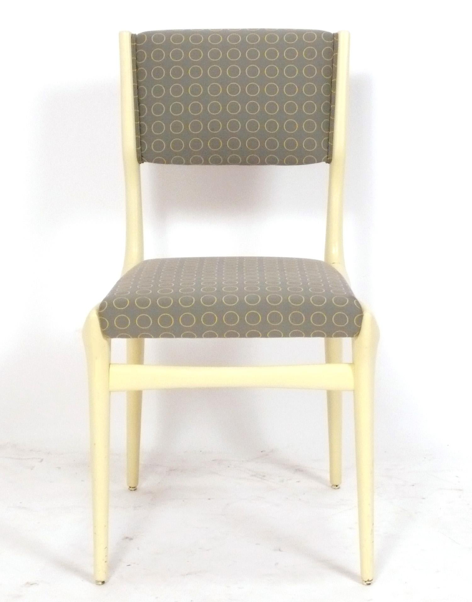 Set di otto sedie da pranzo italiane del Mid Century, disegnate da Carlo De Carli per Singer and Sons, Italia, circa 1950. Queste sedie sono state rifinite con una lacca color avorio e rivestite a un certo punto. Se li vuoi così come sono, possiamo