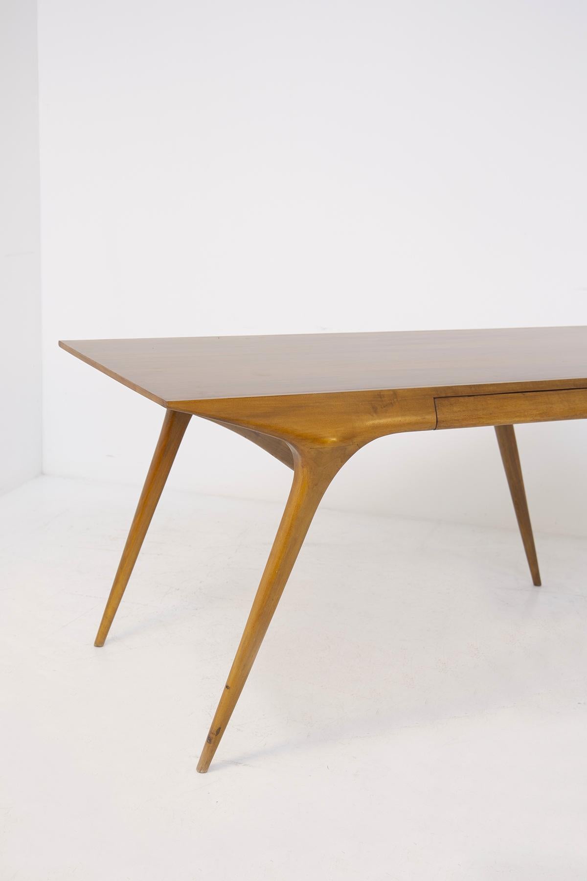 Beautiful desk designed by Carlo de Carli, 1950.
Of great beauty and design, the desk is made entirely of walnut wood. The great particularity are its ashlars present at the beginning of its legs. The tapered legs elegantly complete the piece of