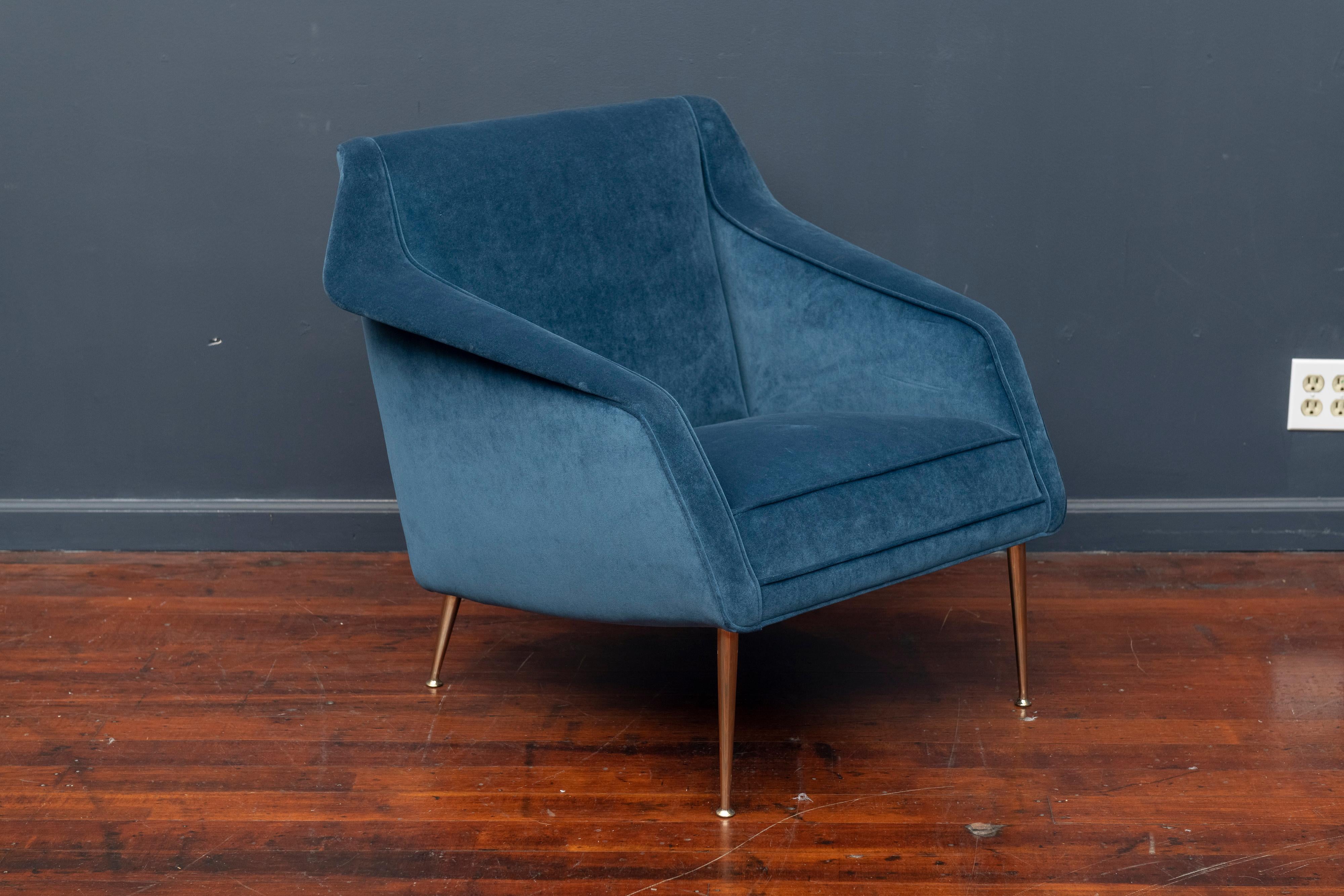 Carlo de Carli design lounge chair for Singer & Sons, Italy. Newly upholstered in cotton velvet with polished brass legs.