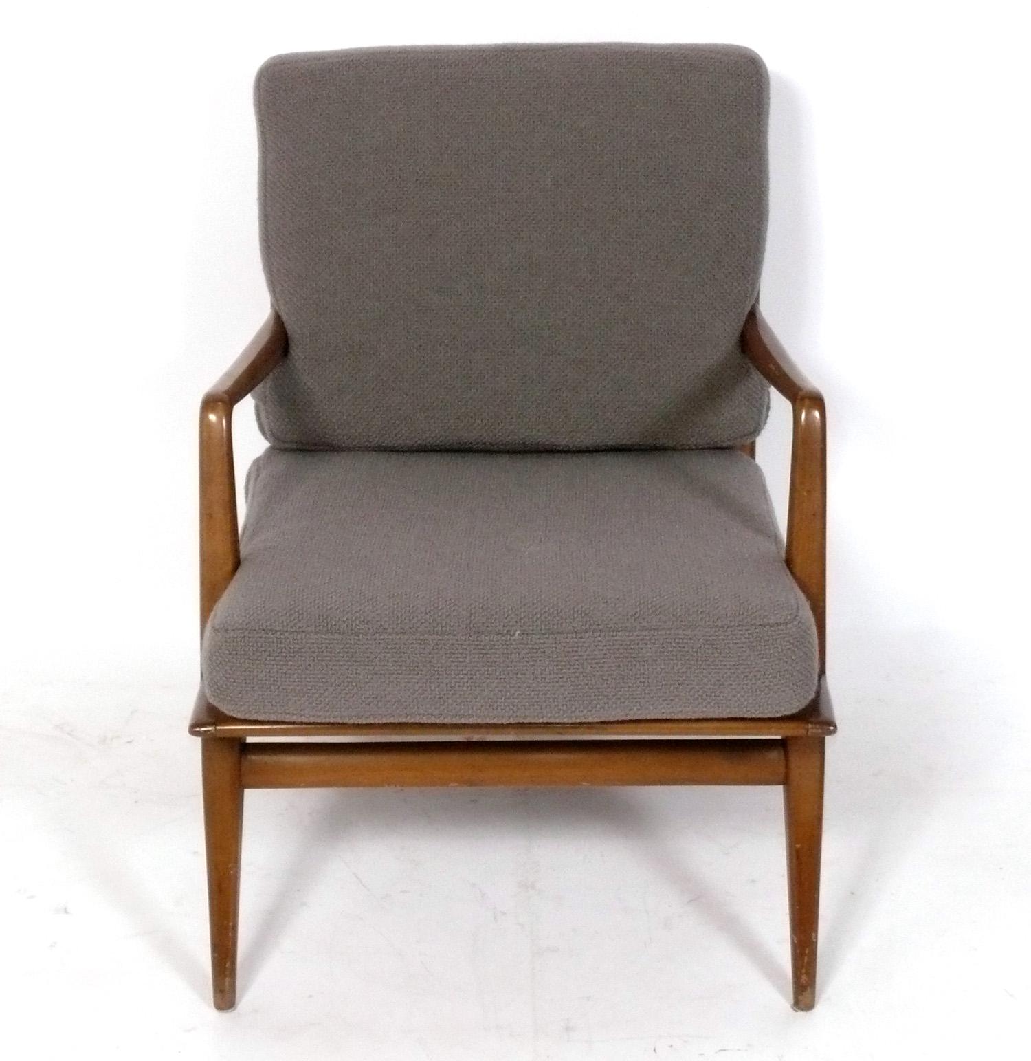Silla de salón italiana de líneas limpias, diseñada por Carlo De Carli para Singer e Hijos, Italia, hacia la década de 1950. Esta silla se está retapizando actualmente y se puede completar en tu tela. Sólo tiene que enviarnos 3 yardas de su tejido