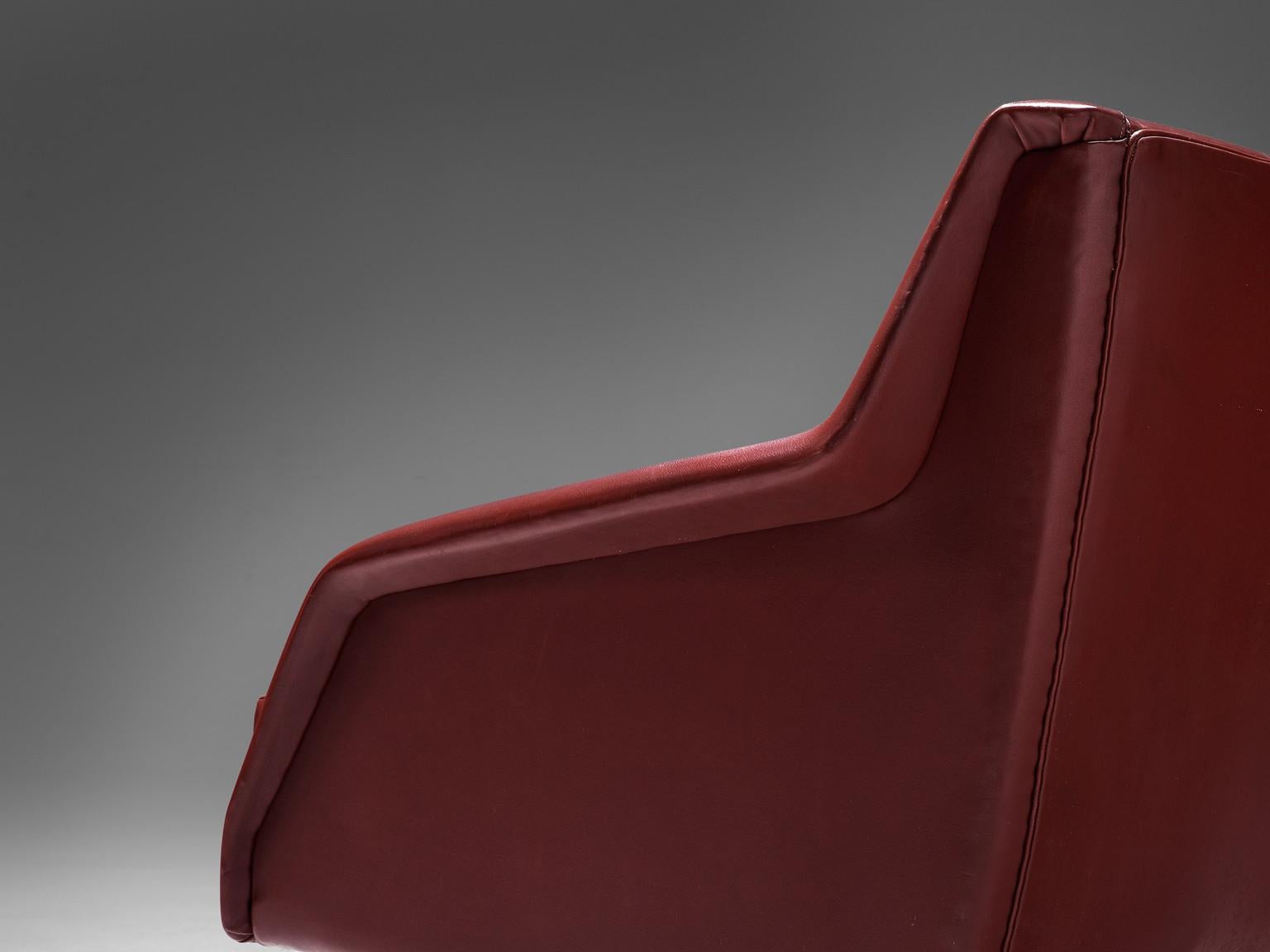 1950s Carlo de Carli Lounge Chair in Burgundy Red Fabric with Nickel Feet In Good Condition For Sale In Waalwijk, NL