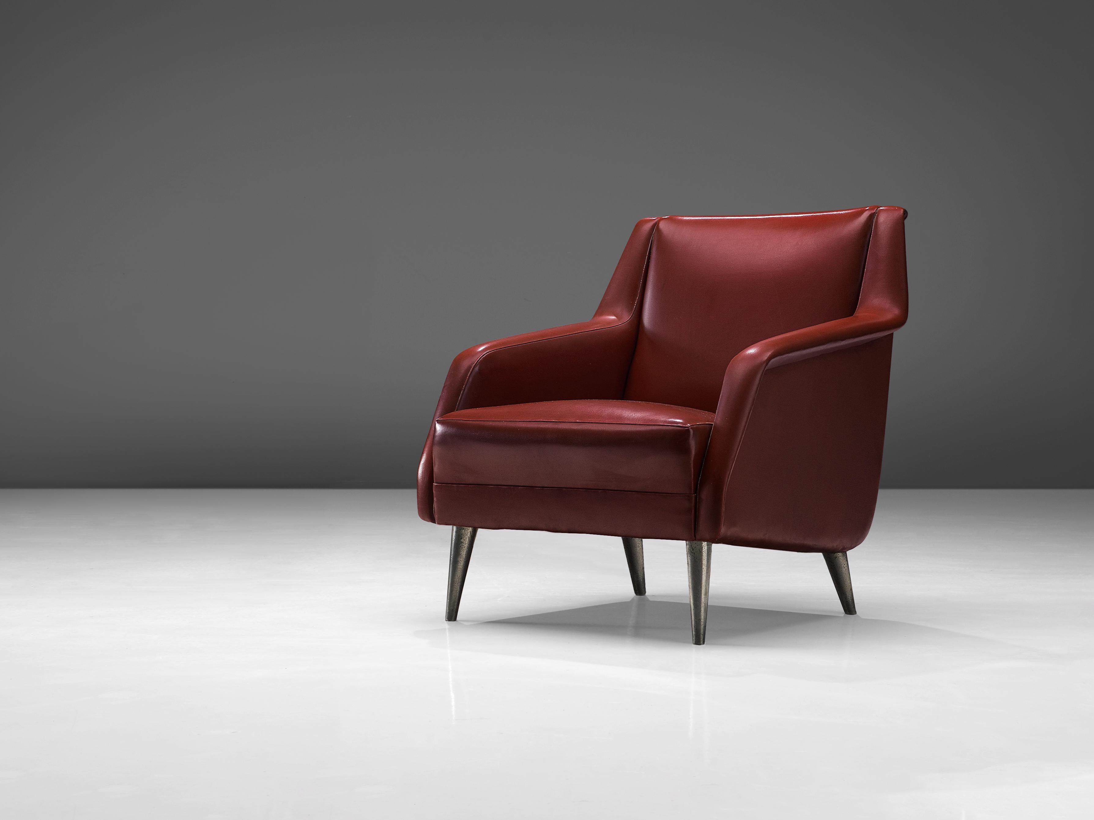 Carlo de Carli, lounge chair, model 802, red leatherette, brass, Italy, 1950s

Very elegant easy chair by Italian designer Carlo de Carli. On four round and tapered nickel-plated brass legs rests the seat. The design is characterized by the dynamic