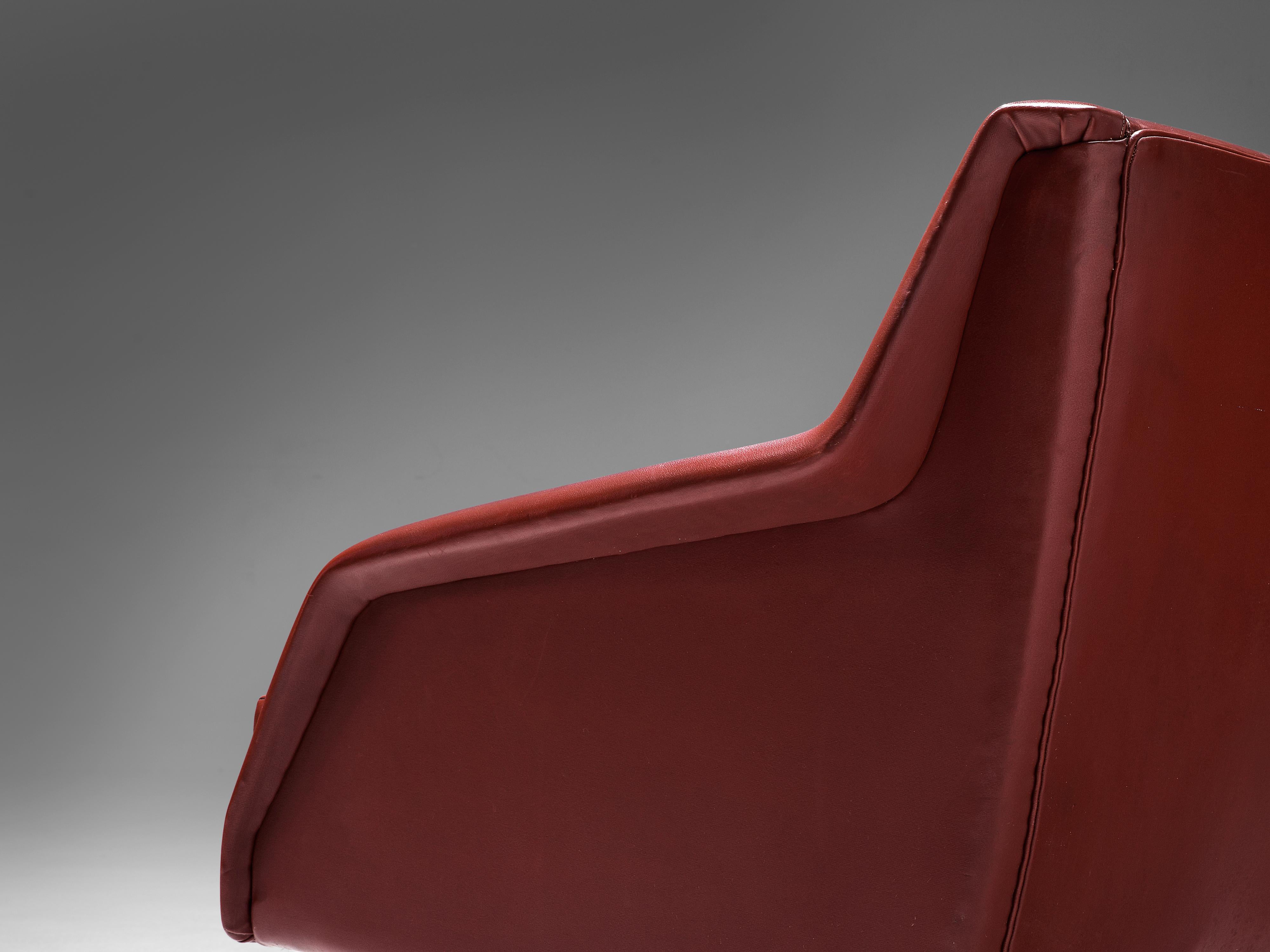 Mid-Century Modern Chaise longue Carlo de Carli en tissu rouge et laiton nickelé en vente