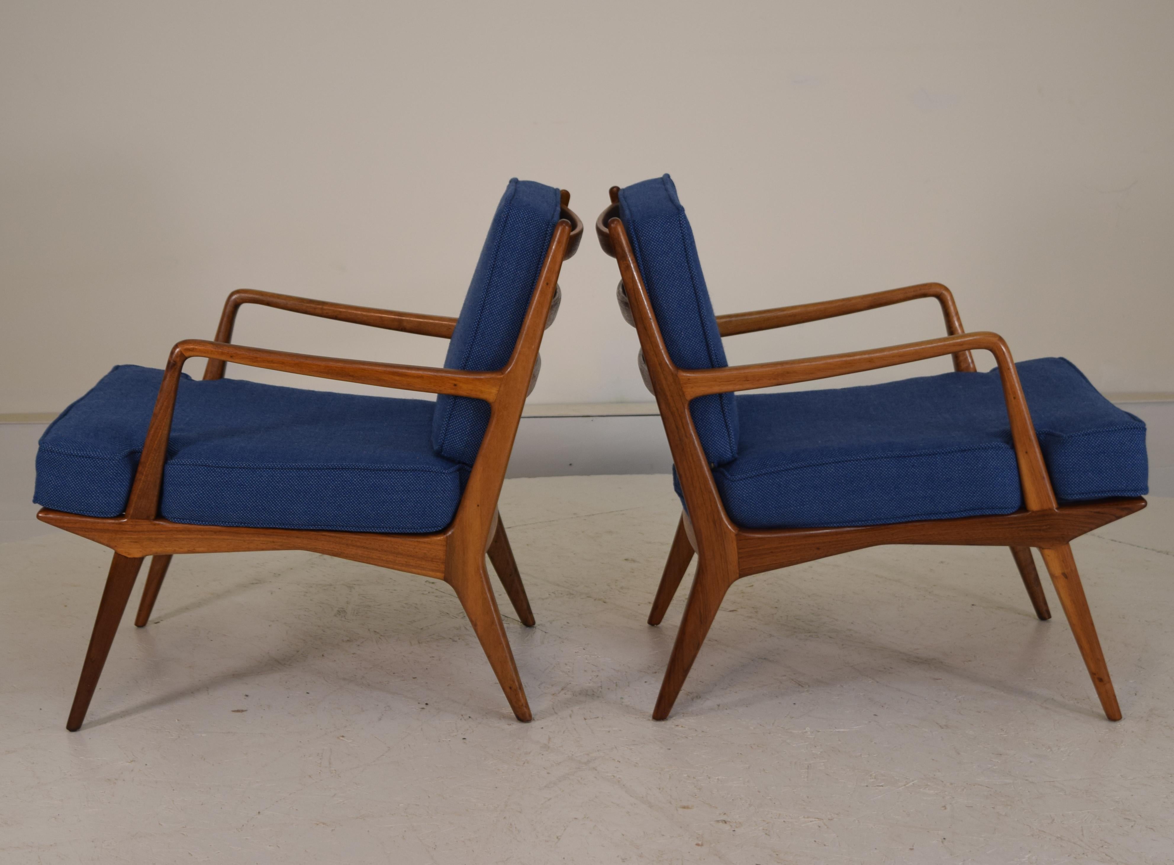 Italy, Singer & Sons 1955. Genuine originals. Walnut. Price for the pair of armchairs. 23 wide, 28
