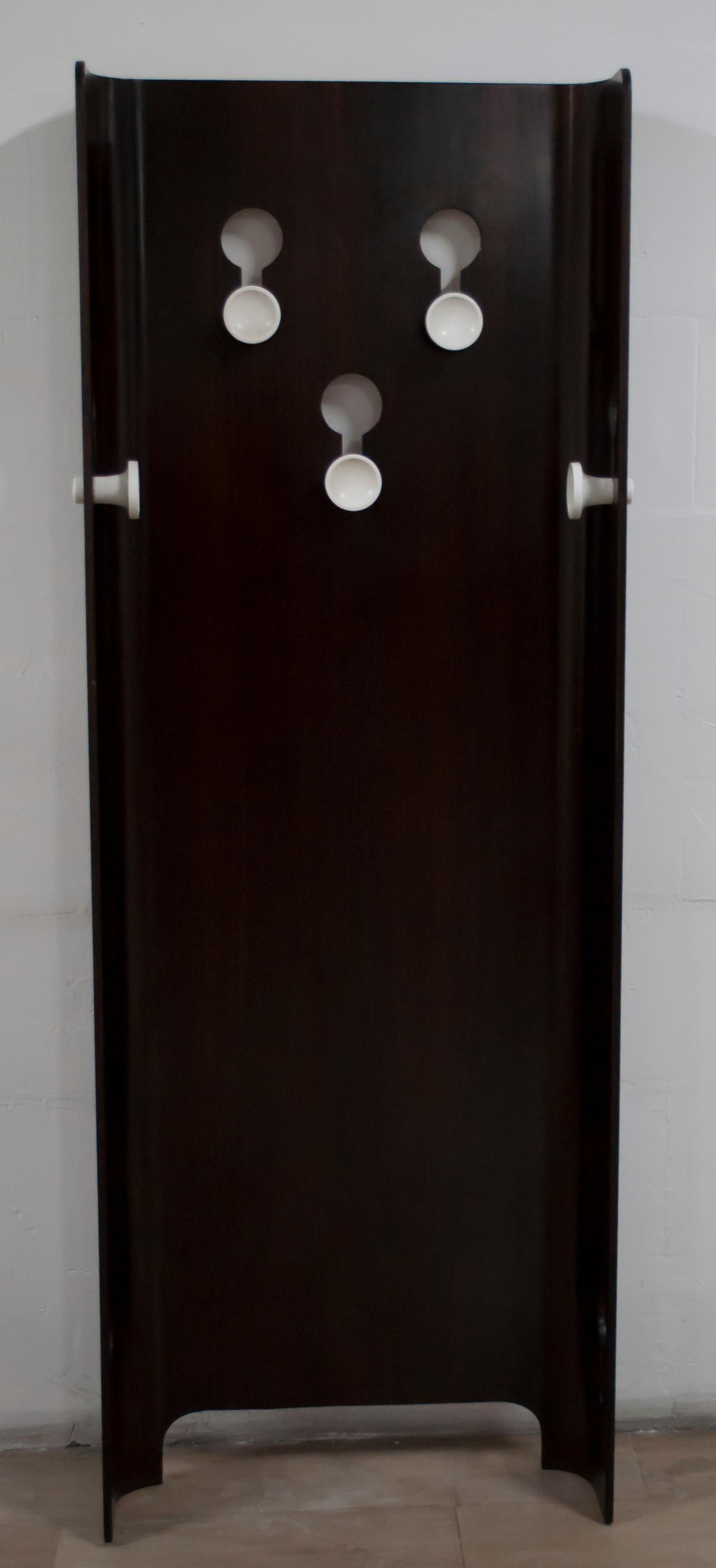 Questo appendiabiti in compensato di teak è stato progettato dal famoso architetto italiano Carlo De Carli e prodotto da Fiarm negli anni Sessanta. I ganci sono in bachelite.