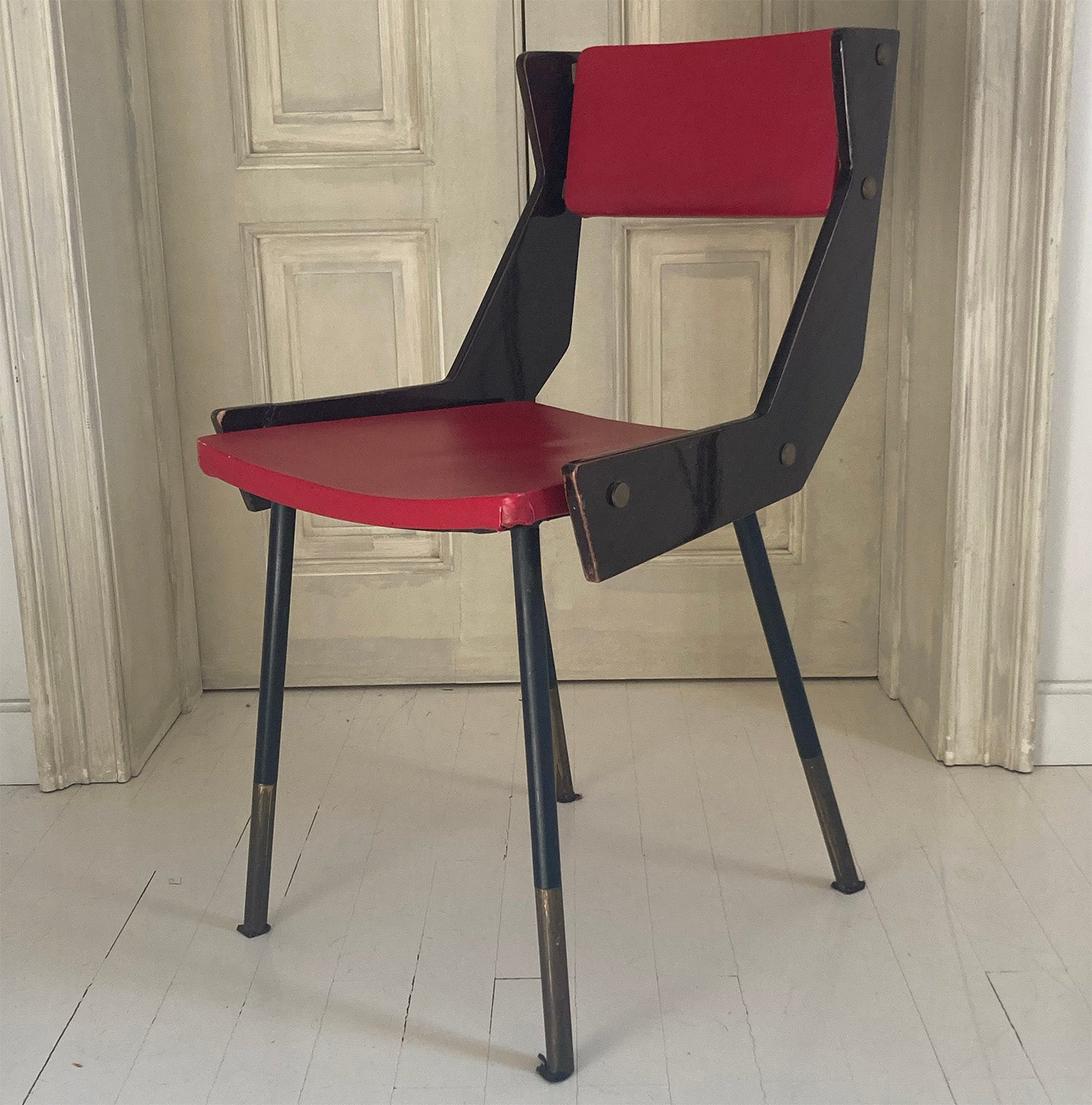 Beautiful and rare chair designed by Carlo de Carli architect in 1950s, with its particular geometric shape and design specially in the wooden side rails, and the high brass feet. 
Brass bottoms fix the wooden sides to the iron frame.

Original
