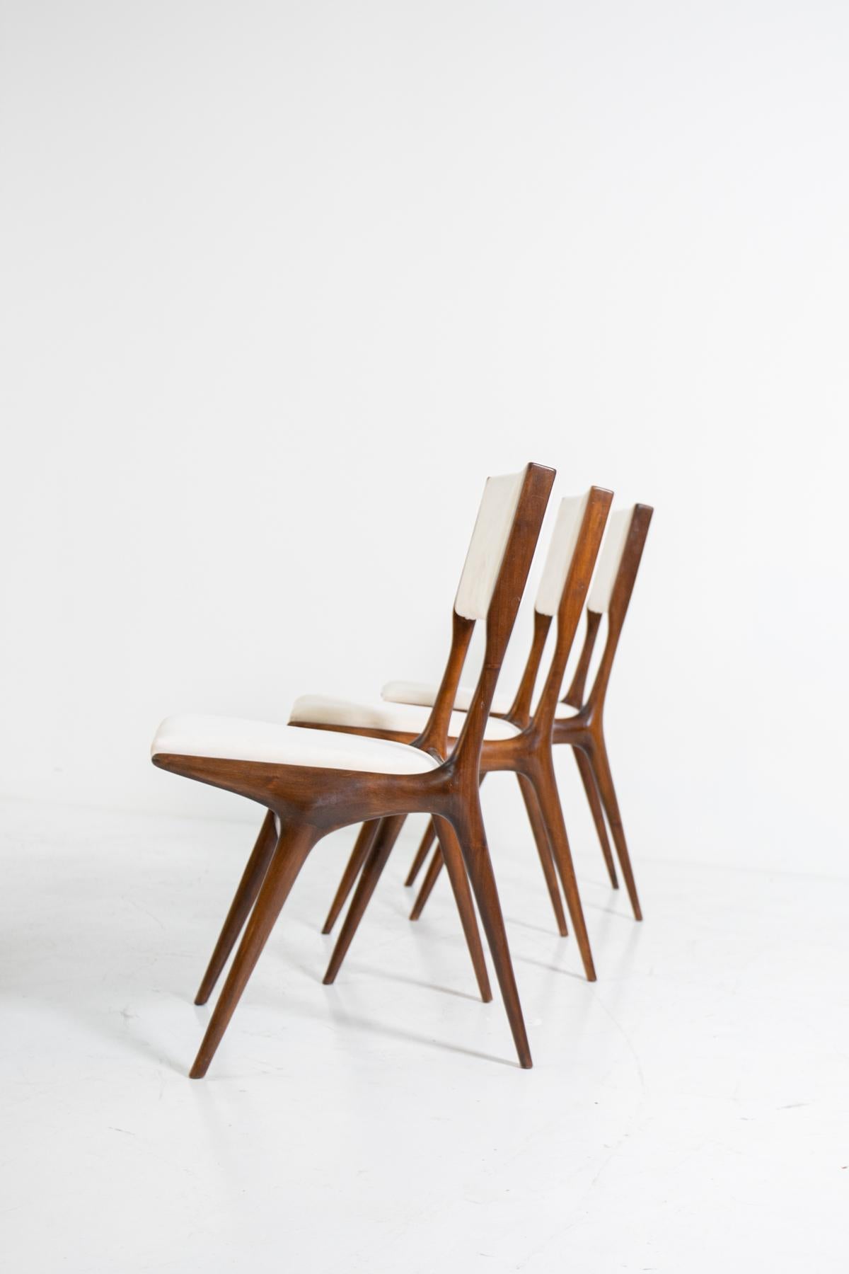 Rare and beautiful set of 6 chairs Carlo de Carli model 158 for Cassina. The chairs are made of Italian walnut. The backrest and seat have been upholstered in white velvet fabric. The particularity of the chairs is the protruding ashlar on the