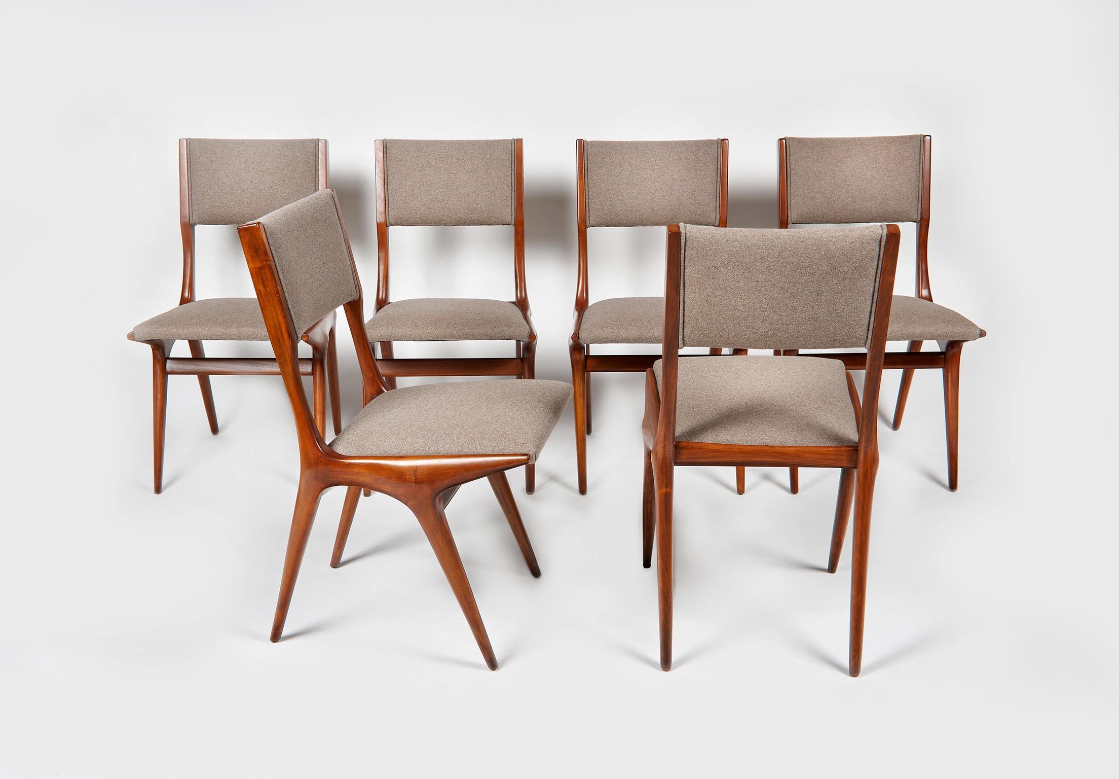 Rare set of 6 Carlo de Carli chairs model 158
All in Italian walnut. The backrest and the seat have been upholstered in grey Minotti fabric. Its design is very linear and essential, with this very fine seat, and its straight and rigorous backrest.