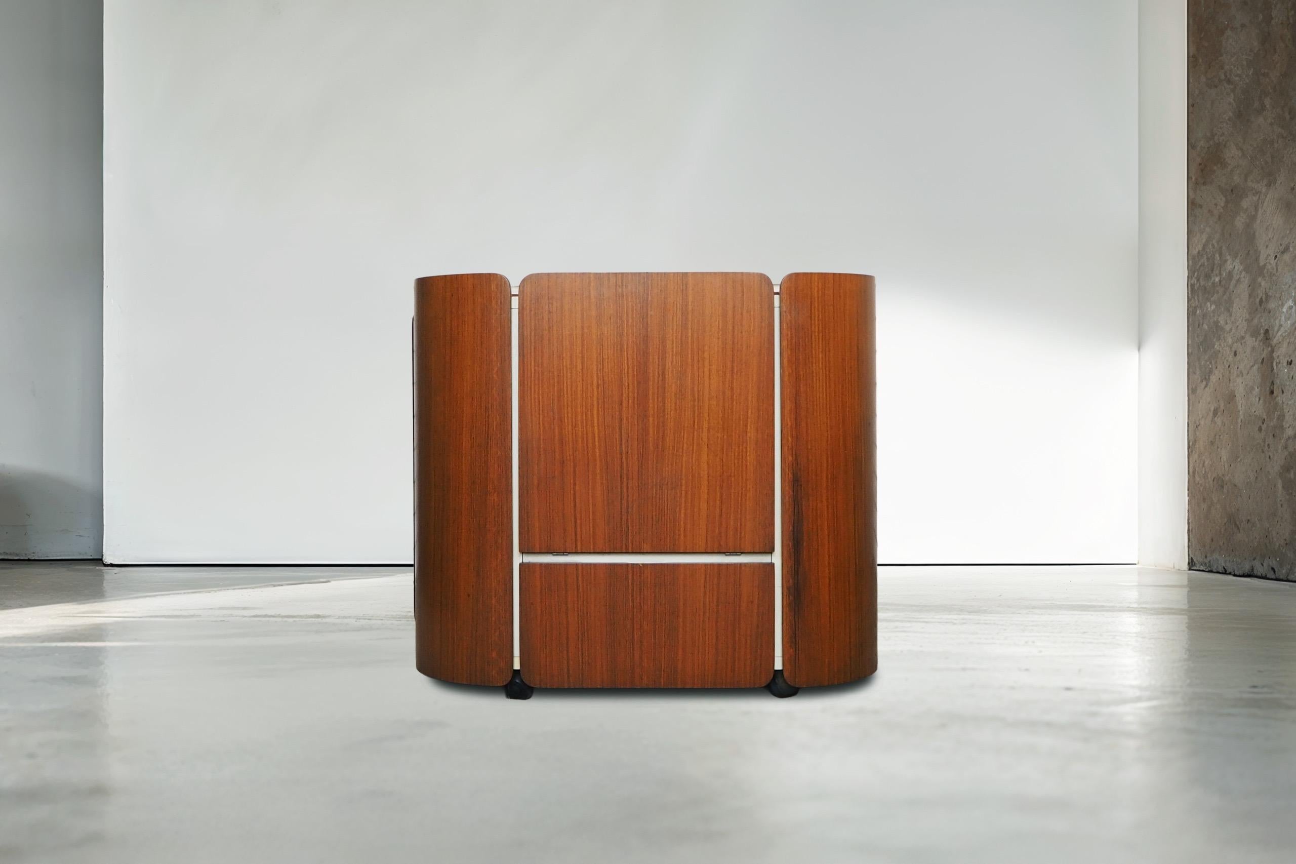 Carlo de Carli per Fiarm , mobile bar trasformabile Laminado en venta