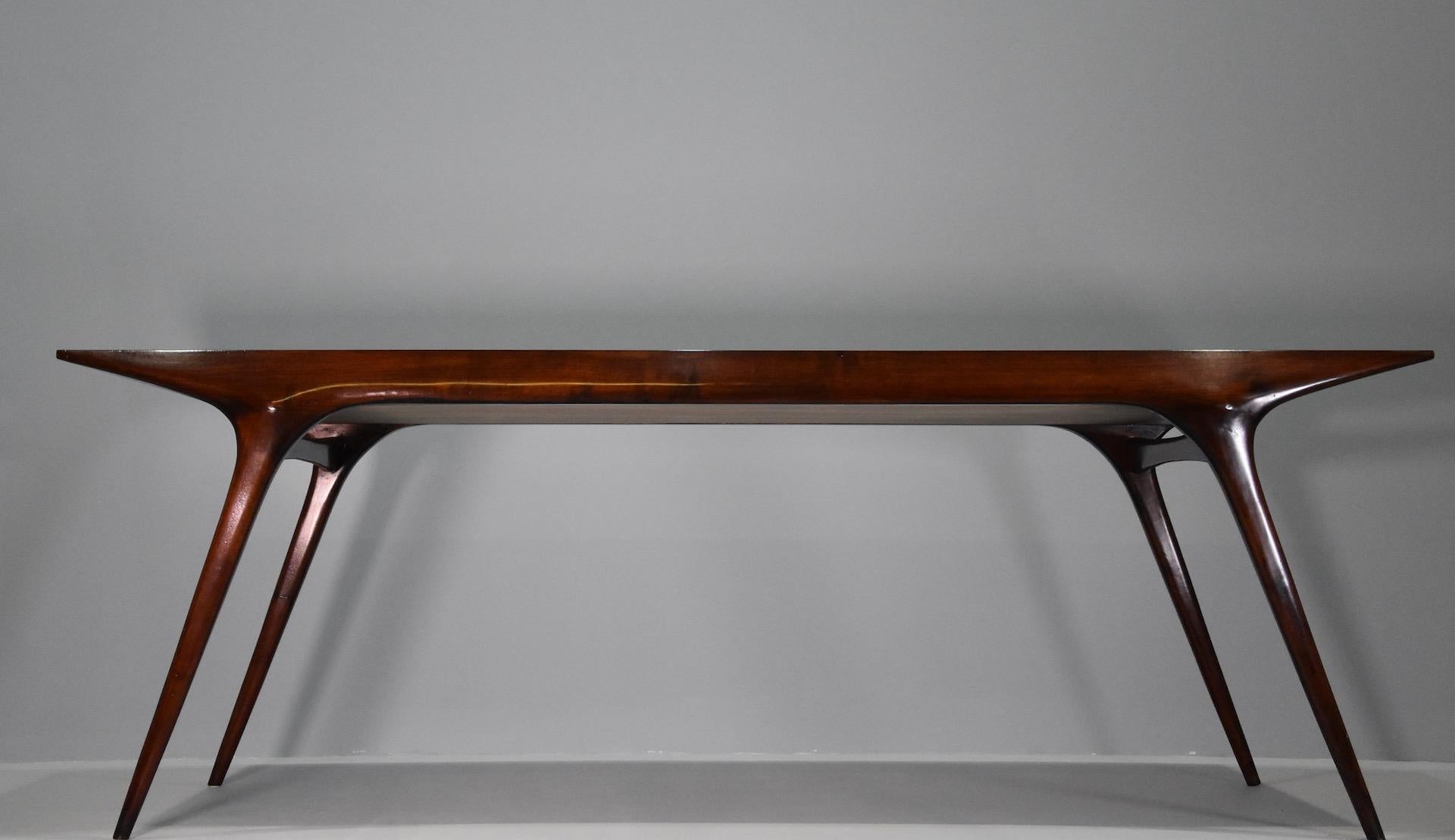 Beautiful and rare table designed by Carlo de Carli, 1950. 
Of great beauty and design, the table is made entirely of walnut wood. 
Elegant and at the same time sophisticated, the table is ideal for a dining room or living room of great aesthetic