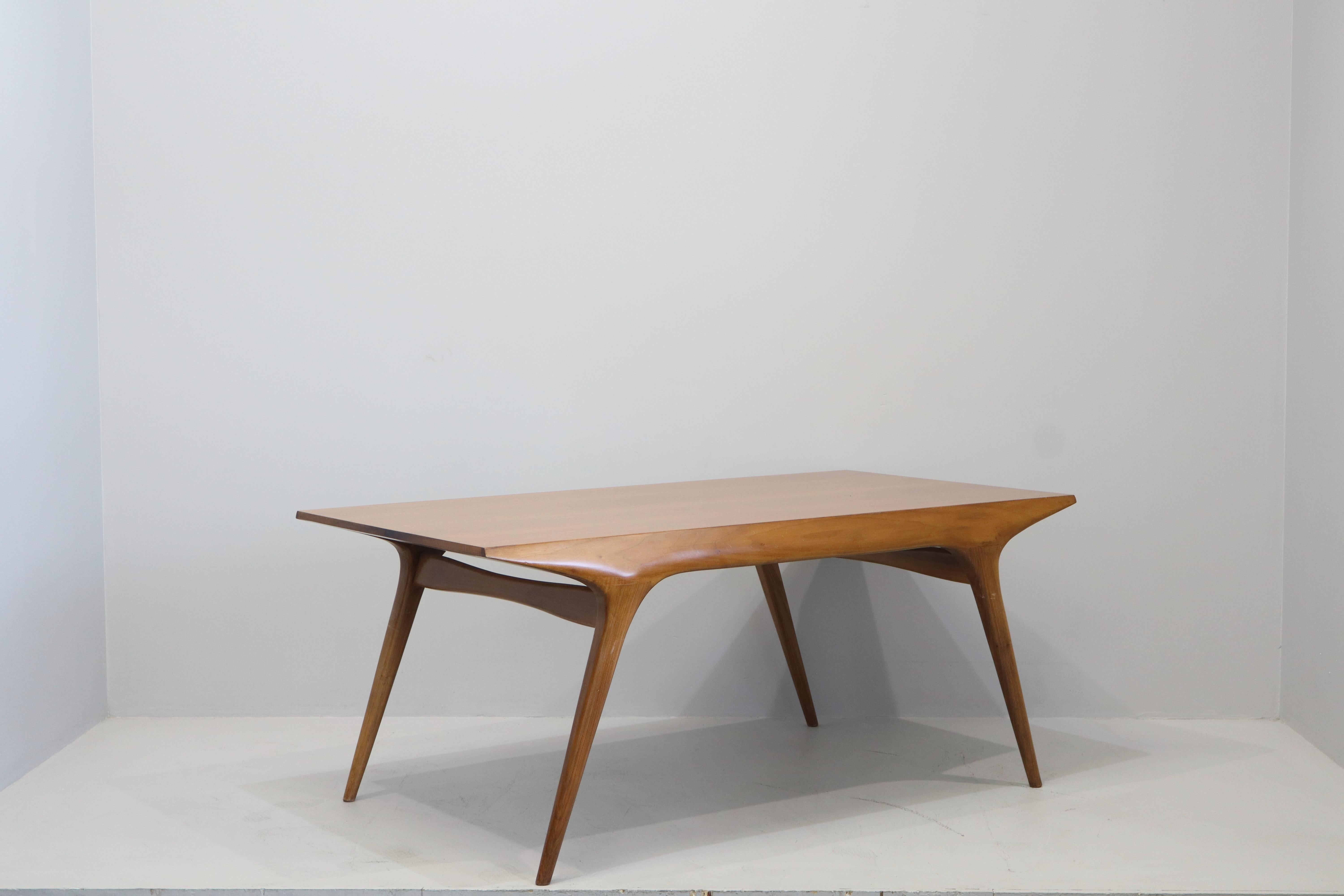 Bellissimo e raro tavolo disegnato da Carlo De Carli, 1950. 
Di grande bellezza e design, il tavolo è realizzato interamente in legno di noce. 
Elegante e allo stesso tempo sofisticato, il tavolo è ideale per una sala da pranzo o un soggiorno di