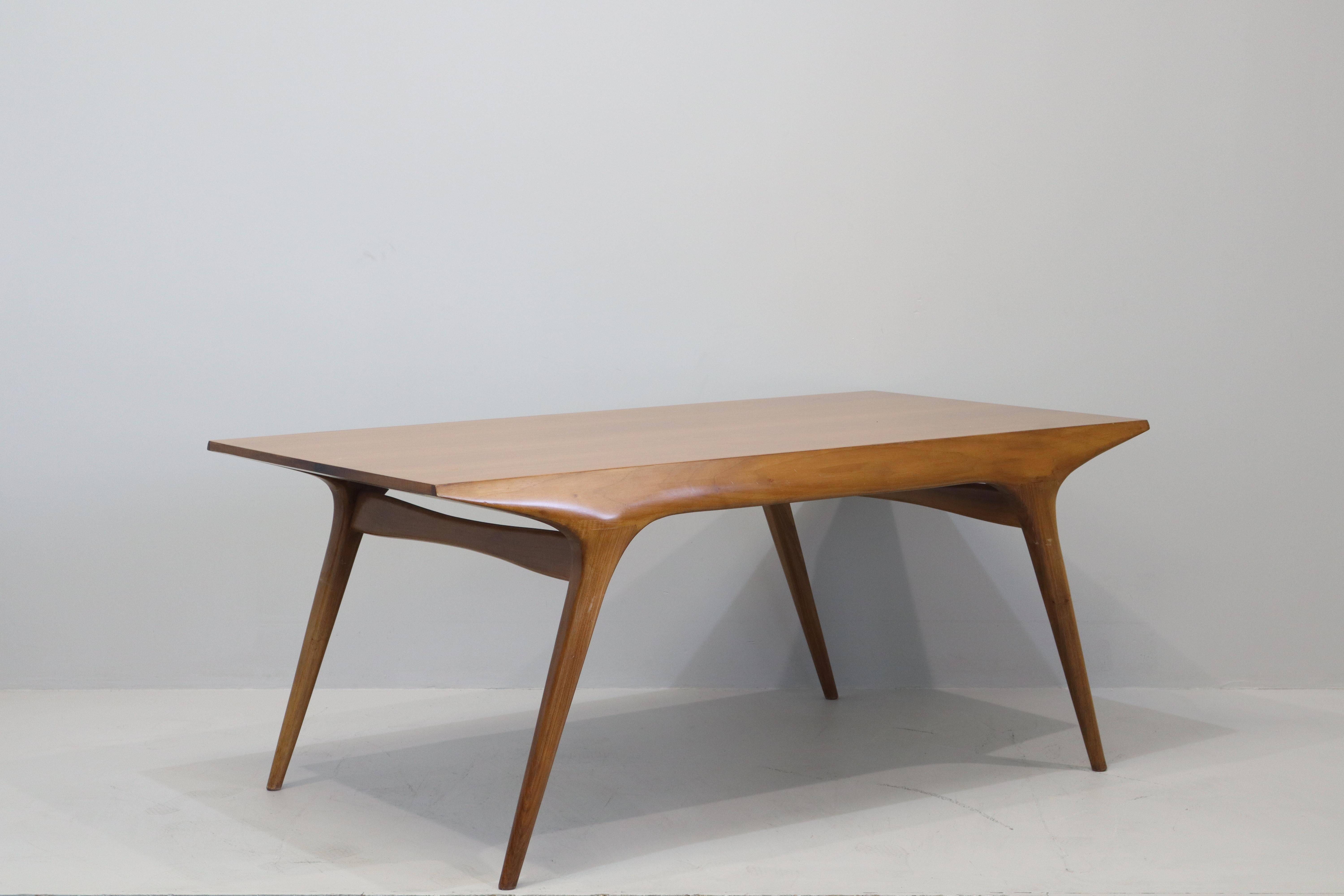 Mid-Century moderno Carlo De Carli Raro Tavolo da pranzo italiano in Wood in vendita