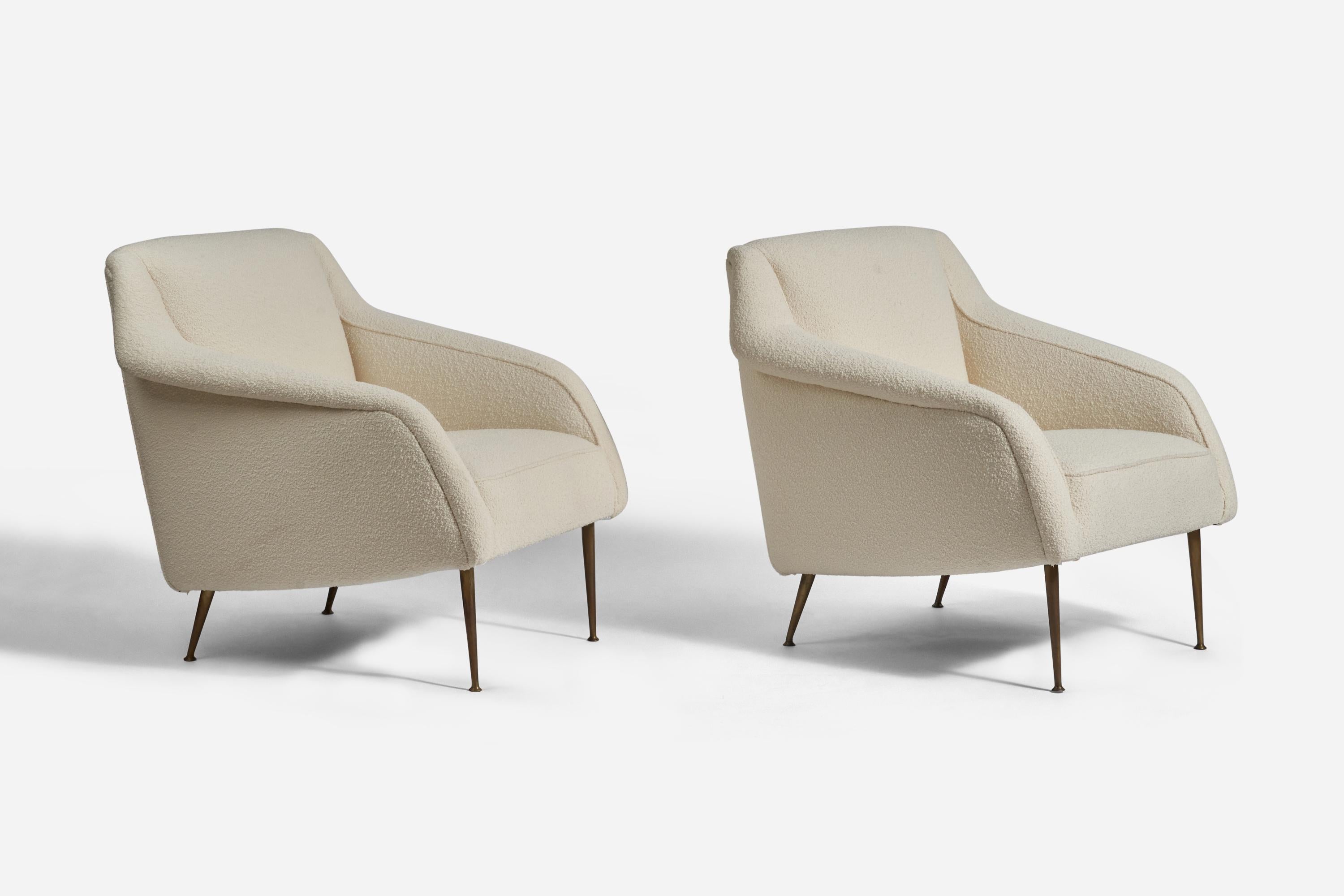 A pair of white bouclé and brass lounge chairs designed by Carlo De Carli and produced by Singer & Sons, America, 1950s.


