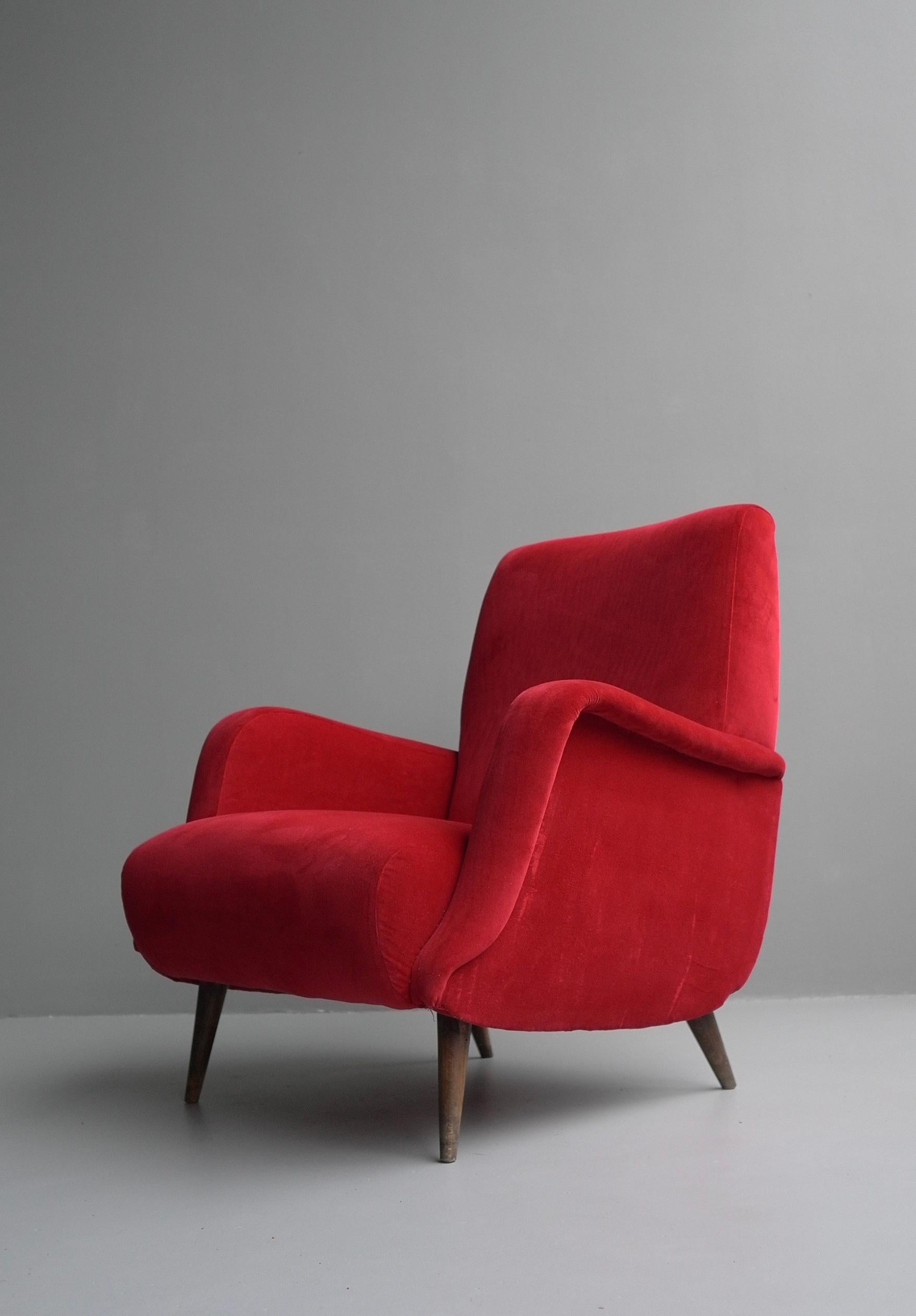 Carlo de Carli Red velvet and Walnut Armchair Model 806 by Cassina, Italy, 1955 For Sale 1