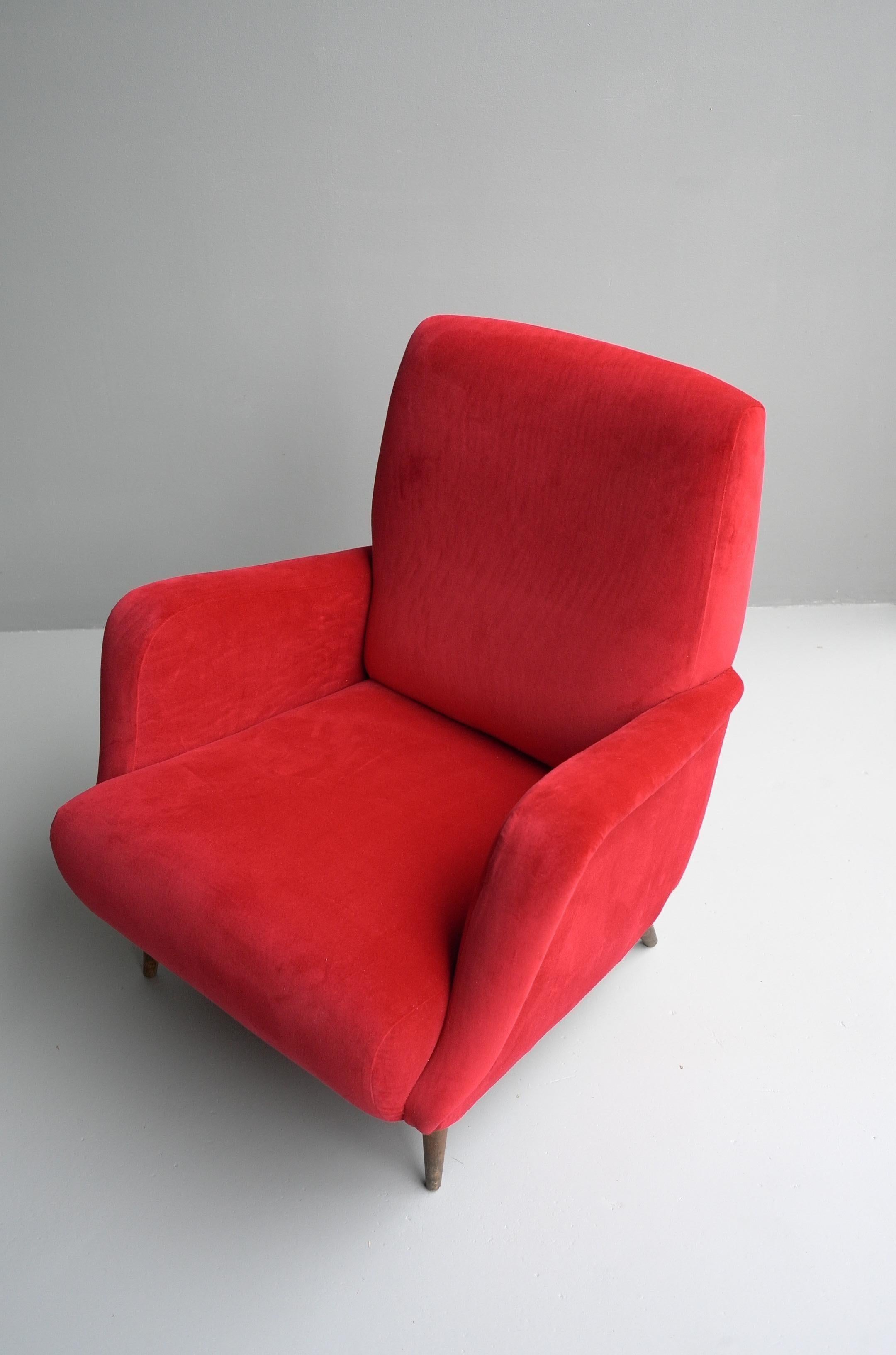 Carlo de Carli Red velvet and Walnut Armchair Model 806 by Cassina, Italy, 1955 For Sale 2