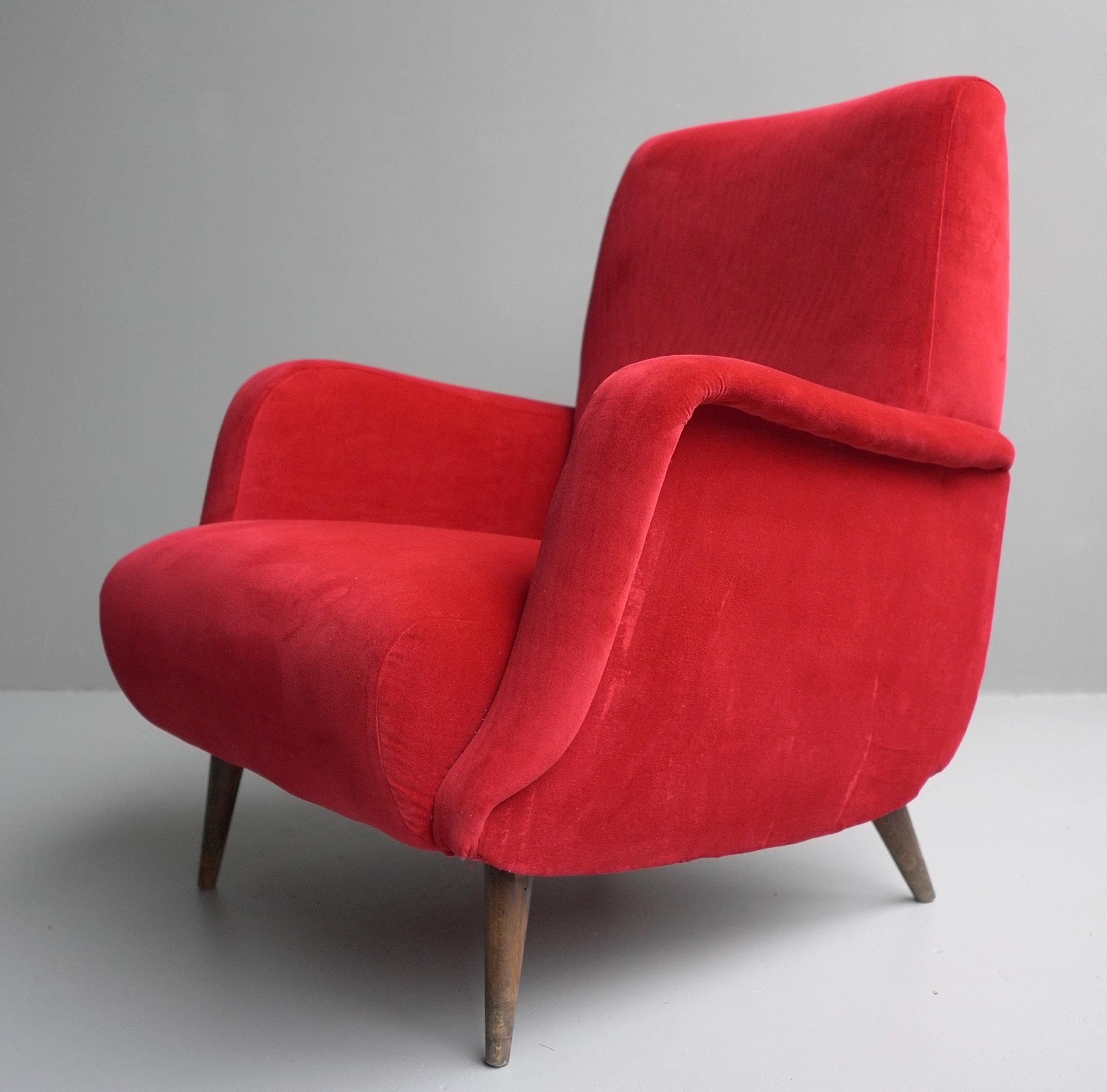 Carlo de Carli Red velvet and Walnut Armchair Model 806 by Cassina, Italy, 1955 For Sale 3